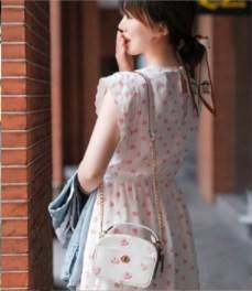 COACH LUNCHBOX TOP HANDLE WITH HEART PRINT ((C3920)) พร้อมส่งความน่ารักที่ไทย ตามมาติดๆค่ะ!! กระเป๋าสะพายข้างหรือแบบหิ้วออกงานเกร๋ๆได้เลยค่ะ หนังแท้อย่างดีสวยงามมากค่ะ ❤️จุดเด่นของรุ่นคือปริ้นลายหัวใจแบบ3D ทั้งใบ