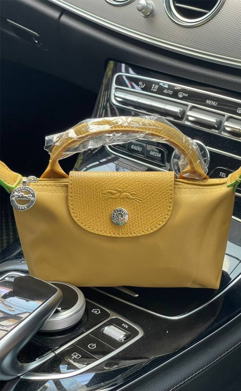 LONGCHAMP LE PLIAGE ORIGINAL Pouch with handle กระเป๋าถือขนาดมินิทรงpouch ให้ความหรูหราจาก Le Pliage (เลอ ปลิยาจ) ในขณะที่ที่ปิดแบบซิปช่วยให้คุณมั่นใจได้