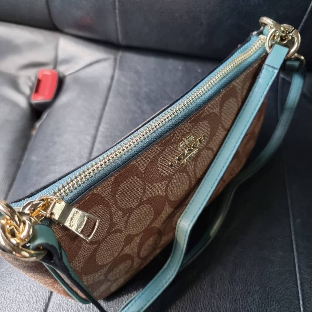 COACH F58321 TOP HANDLE POUCH อีกรุ่นฆ่าไม่ตาย!! 😎 ขายดีขายหมด ขายรวยขายปังๆ!! กระเป๋าพอชจากโค้ช ทรงใช้งานง่าย สะดวก กะทัดรัด วัสดุหนังแคนวาสเคลือบคุณภาพดี มาพร้อมสายคล้องในตัว และสายสะพาย crossbody ปรับเปลี่ยนได้ตามสไตล์ อีกหนึ่งไอเท็มที่สาวๆต้อง