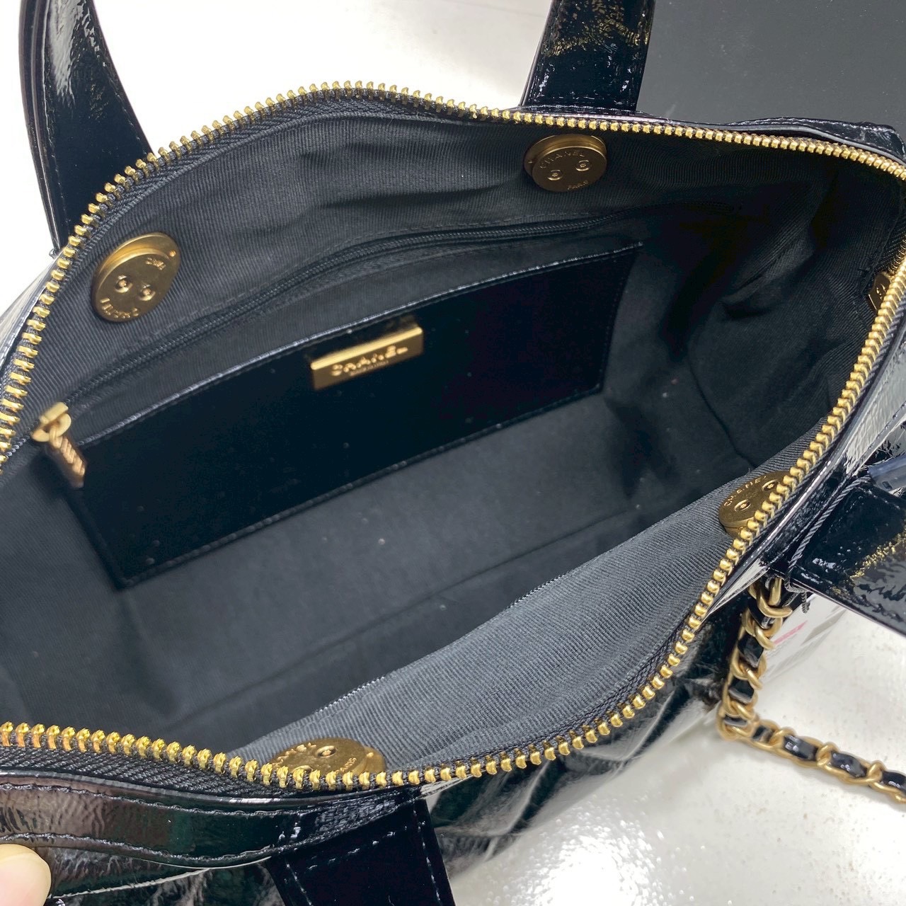 ORI หนังแท้ | Chanel Large Bowling Bag Crumpled Leather / Chanel Keepall Bag กระเป๋าถือ กระเป๋าสะพายรุ่นใหม่ล่าสุด ดีไซน์หนังยับเงา ในคอลเลกชัน Métiers d’art ปี 2024/25