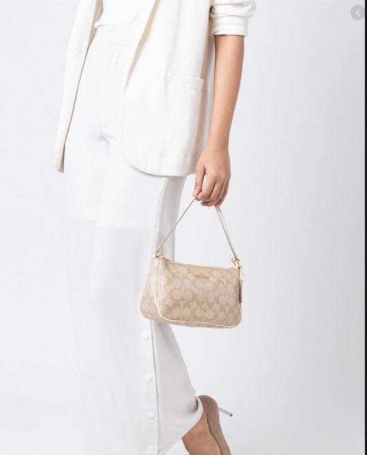 COACH F58321 TOP HANDLE POUCH อีกรุ่นฆ่าไม่ตาย!! 😎 ขายดีขายหมด ขายรวยขายปังๆ!! กระเป๋าพอชจากโค้ช ทรงใช้งานง่าย สะดวก กะทัดรัด วัสดุหนังแคนวาสเคลือบคุณภาพดี มาพร้อมสายคล้องในตัว และสายสะพาย crossbody ปรับเปลี่ยนได้ตามสไตล์ อีกหนึ่งไอเท็มที่สาวๆต้อง