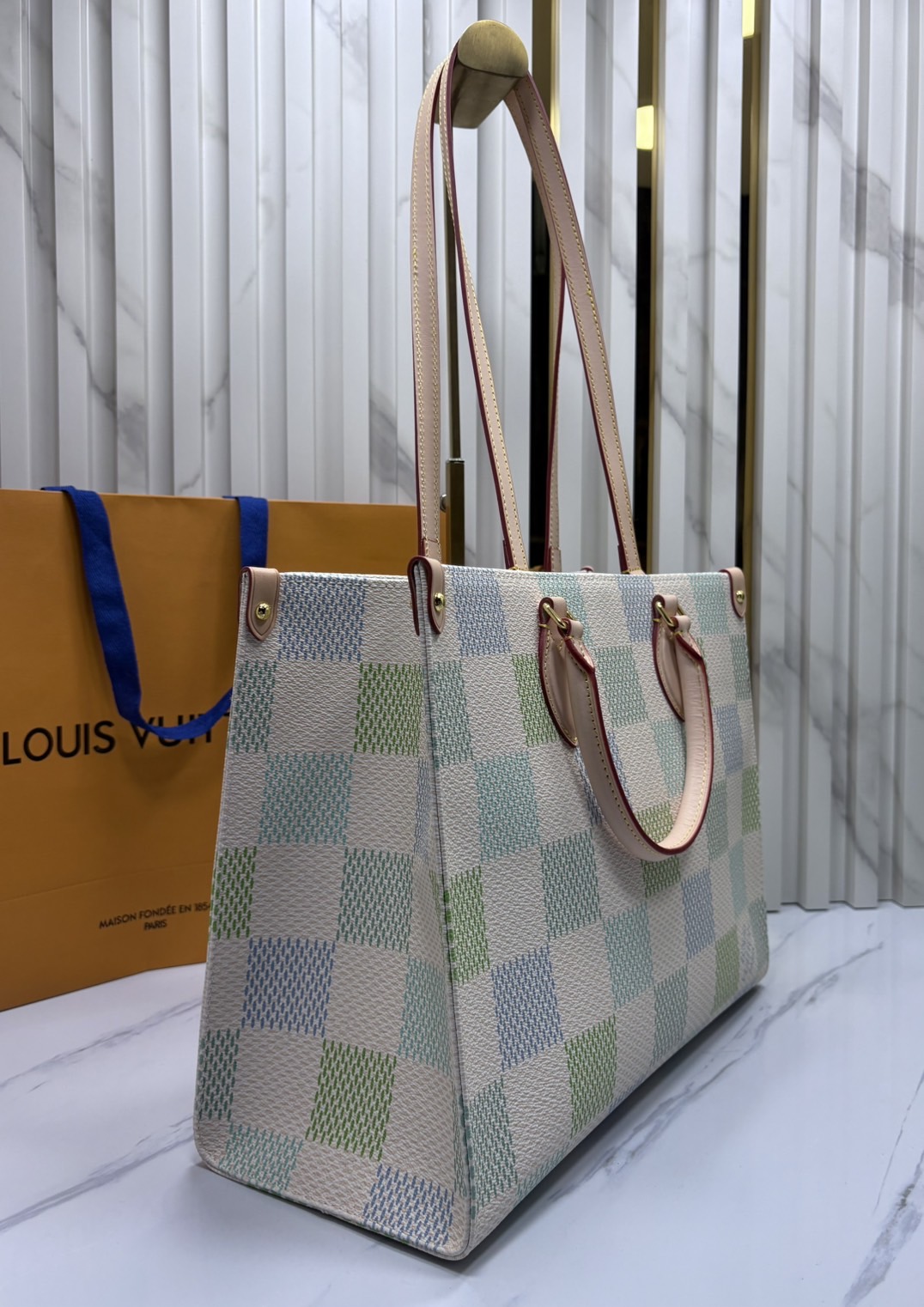 ORI หนังแท้ | LV OnTheGo MM Damier Giant Canvas Pistachio colorway กระเป๋าสะพายทรงโท้ท ดีไซน์สีพาสเทลน่าหลงไหล สวยหวานใหม่ล่าสุด