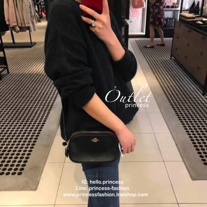 สีแดง ดำ ฟ้า COACH FACTORY OUTLET CROSSBODY POUCH IN PEBBLE LETHER BAG กระเป๋าสะพาย Crossbody วัสดุหนังแท้ลายโทโก น่าใช้มากๆ กระเป๋าแบบ 2 ซิป สามารถใส่มือถือได้ทุกรุ่น, พาสปอร์ต กระเป๋าสตางค์ใบสั้นของจำเป็นได้ครบ มีช่องเสียบบัตรให้ด้วย สายสะพายเลื่อนปรับร