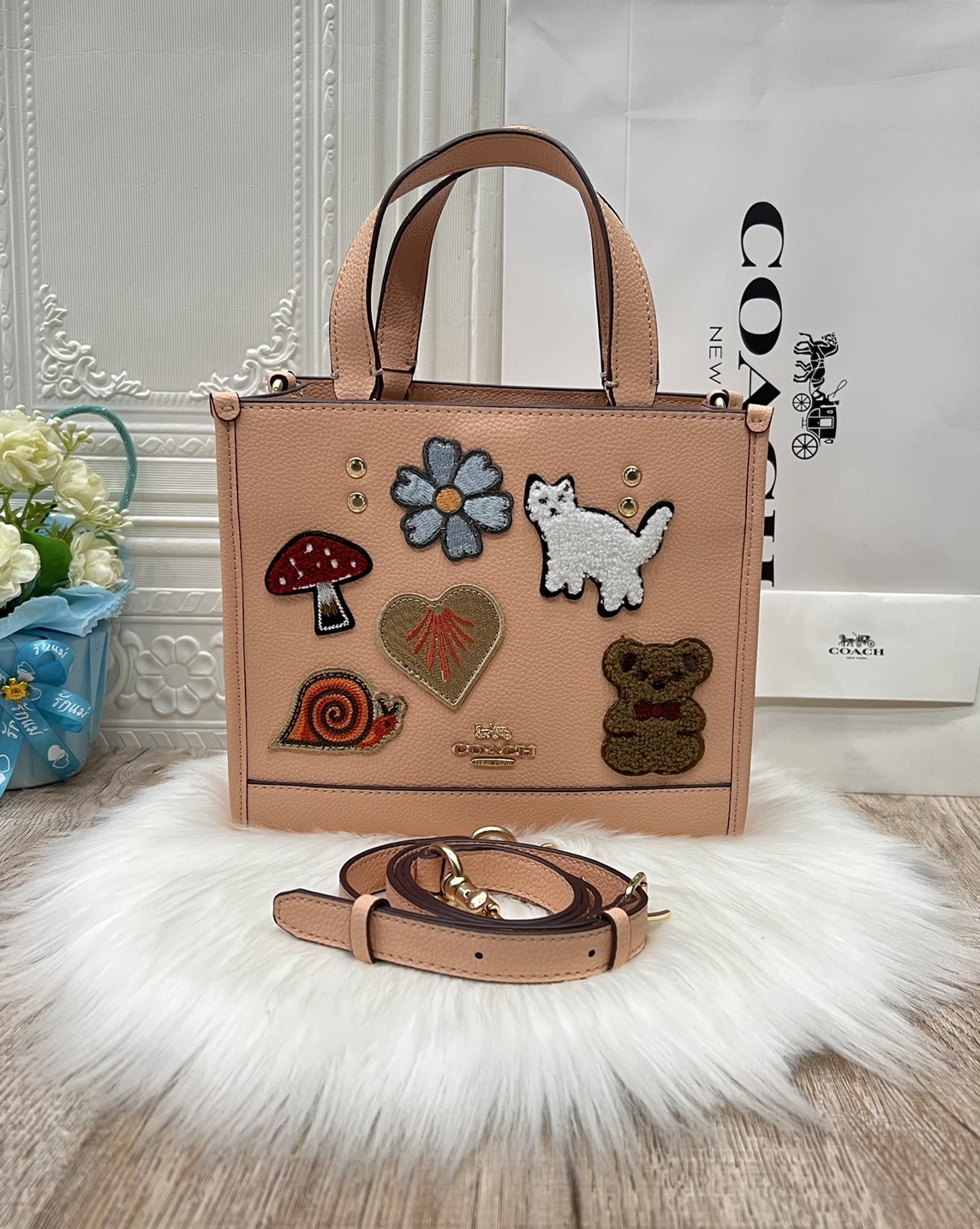 Coach Dempsey Tote 22 With Creature Patches CC421 คอลเลคชั่นใหม่ กระเป๋าทรงโท้ท ขนาดน่ารักน่าใช้มากๆ ดีไซน์น้องหมีจิ้มลิ้มดึงดูดสายตามากๆ ฟังก์ชั่นการใช้งานสะดวก มีทั้งสายคล้องในตัว และสายครอสบอดี้ ภายในกระเป๋าเป็นช่องโล่ง ใส่ของสำคัญได้ครบครันไม่ต้องห่วง