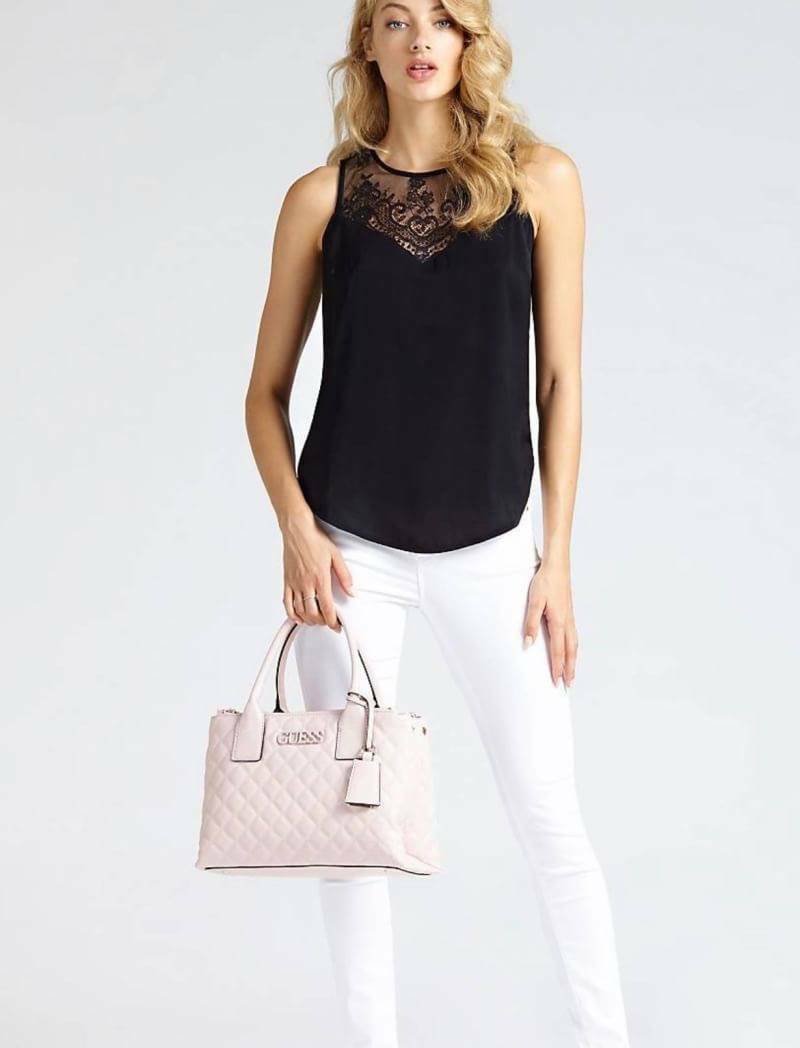 Guess Elliana Quilted-Look Handbag กระเป๋าสะพายรุ่นใหม่ล่าสุดจาก Guess วัสดุหนังนิ่มเรียบ แต่งลายตารางสวยดูมีดีเทล ขนาดกำลังดี น้ำหนักเบา ด้านหน้าประดับโลโก้แบรนด์แบบนูน มีช่องใส่ของหลายช่อง เปิดปิดด้วยกระดุมแม่เหล็กและช่องซิป ภายกว้างมีช่องใส่ของแยกเป็นส