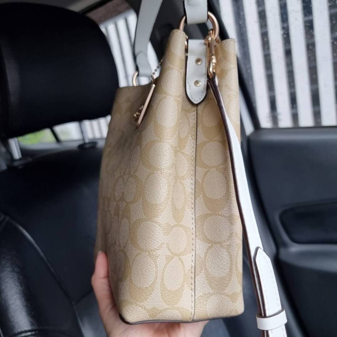 COACH 2312 SMALL TOWN BUCKET BAG IN SIGNATURE CANVAS รุ่นยอดนิยมใบเล็กมาครบสีแล้วจ้า กระเป๋าทรงบัคเก็ต สีผู้ดี๊ผู้ดี ตัวกระเป๋าดีไซน์คลาสสิคลายซี ดูโดดเด่น วัสดุหนังแคนวาสเคลือบลาย สวยคมทุกมุมจริงๆ!! เปิด-ปิดด้วยกระดุมแม่เหล็กทั้ง 2 ฝั่ง ภายในเป็นช่องโล่ง