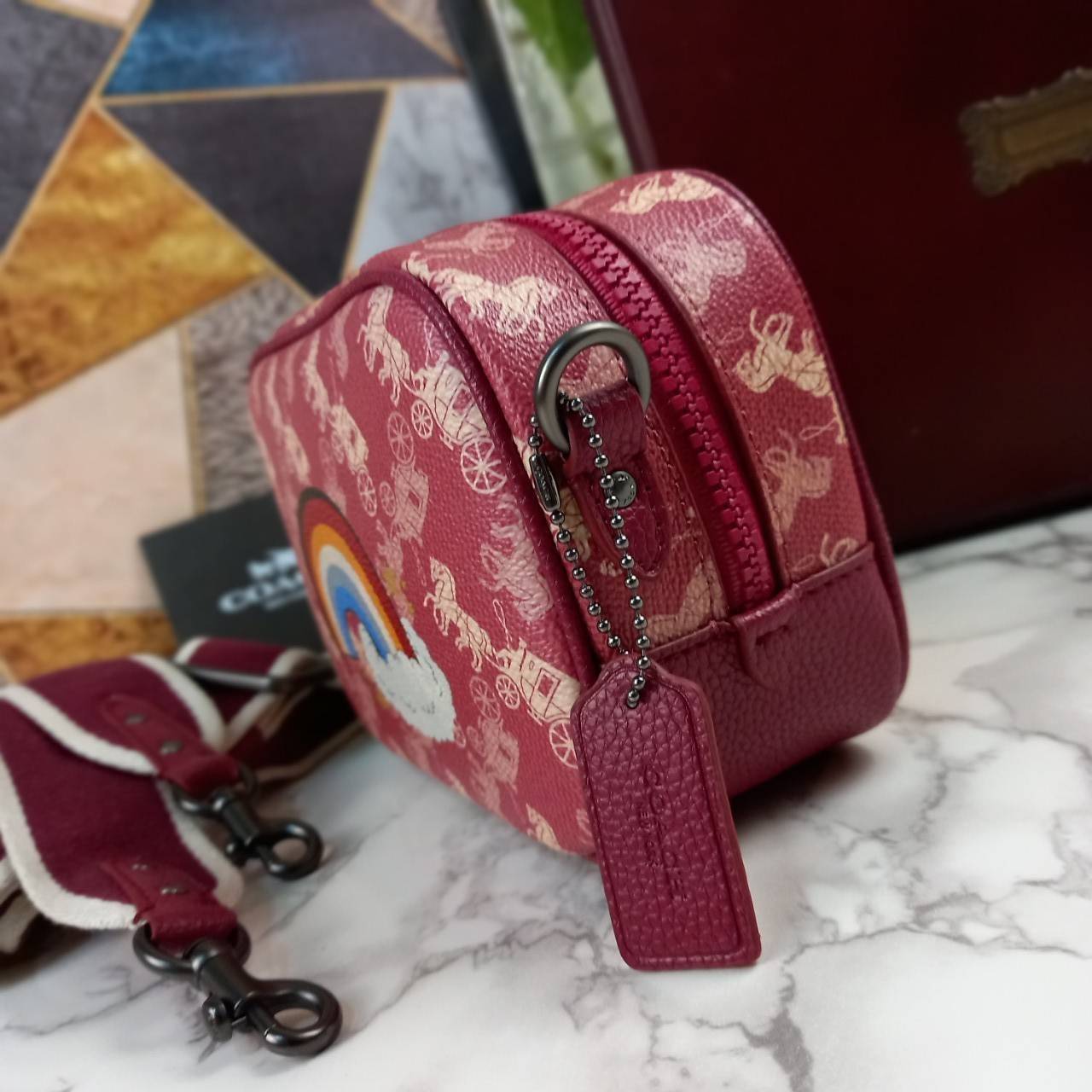 COACH Camera Bag 26, rainbow-red pattern COACH Camera Bag 16 With Horse And Carriage Print and Heart OXBLOOD (F79369 F88264) 🍁น่าใช้มากมาย รุ่นนี้มาพร้อมสายสปอร์ตใหญ่ ถอดเก็บได้ ปรับระดับได้ หนาแน่น ทนทาน จุของได้เยอะพอสมควร //วัสดุแคนวาส
