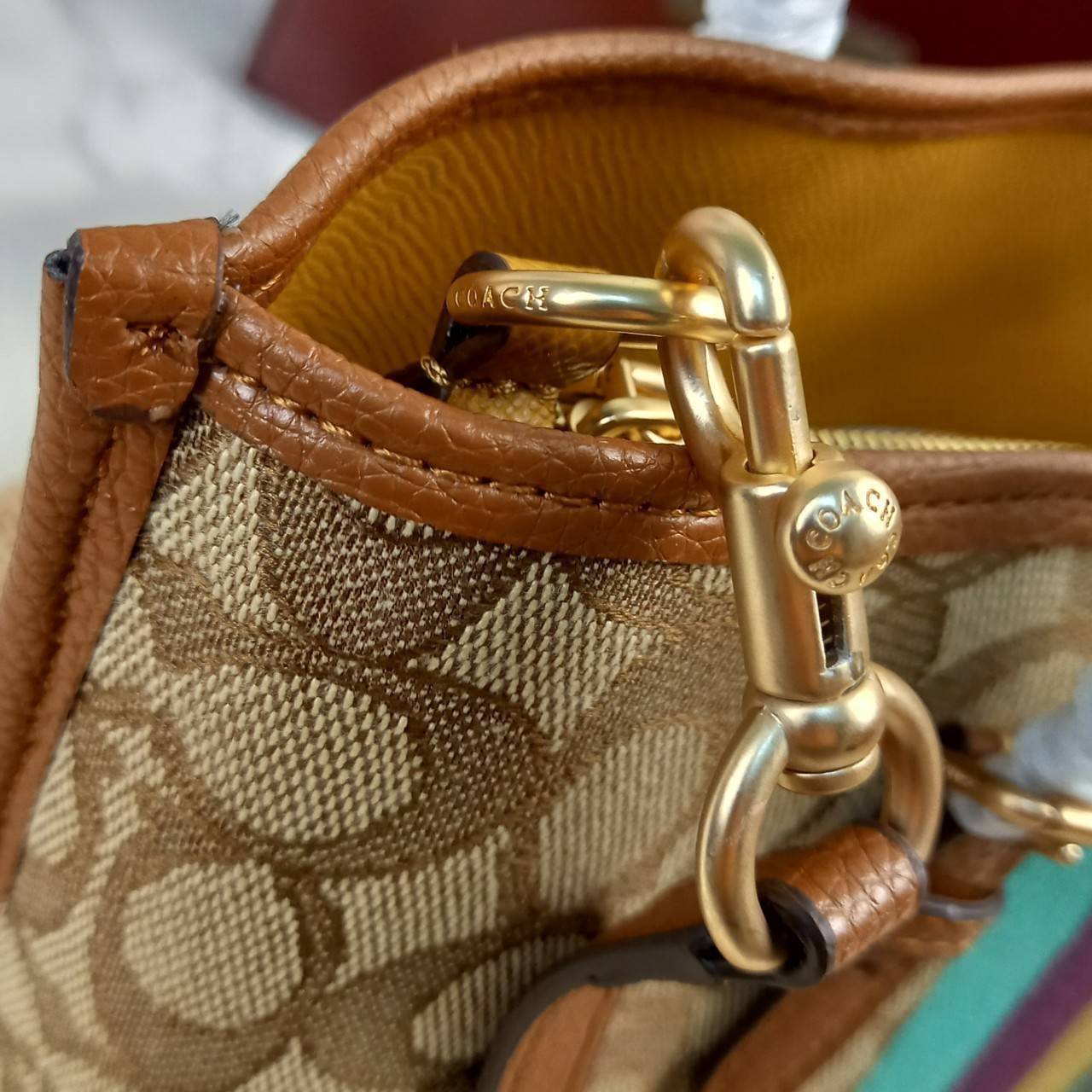 เอาอีกแล้วนะยูวว สวยน่ารักเบอร์นี้ COACH MOLLIE 25 TOTE IN SIGNATURE JACQUARD WITH STRIPES (C4086)🌺รีบมาสวยก่อนใครที่นี่เลย🤩🌈//กระเป๋าถือ กระเป๋าสะพาย ทรง TOTE ขนาดน่ารักกำลังดี ดีไซน์ใหม่ ลวดลายโดดเด่นสะดุดตา//วัสดุJACQUARDทอลาย ผ