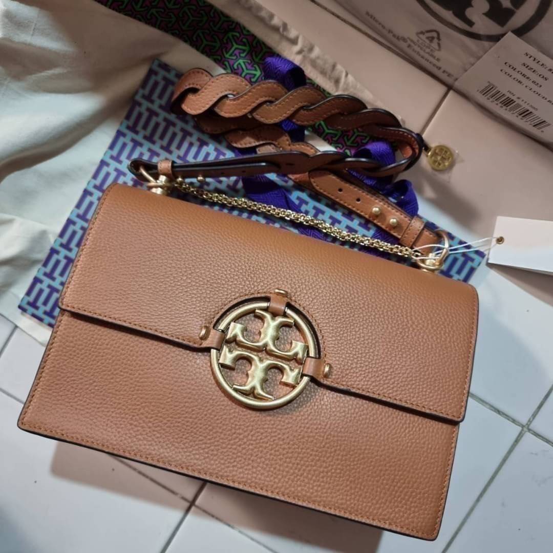 TORY BURCH MILLER SHOULDER BAG รุ่นยอดนิยม รุ่นหายาก รุ่นที่สาวๆตามหา ใบนี้เลย!! สวยหรู ผู้ดีทุกสี กระเป๋าสะพายไหล่ ดีไซน์อยู่ทรง คลาสสิคแฝงความหรูด้วยโลโก้สีทองอร่ามโดดเด่น วัสดุหนัง pepble สลับหนังวัวแท้ เปิด-ปิดด้วยกระดุมแม่เหล็ก ภายในโล่งกว้างมาก แบ่ง