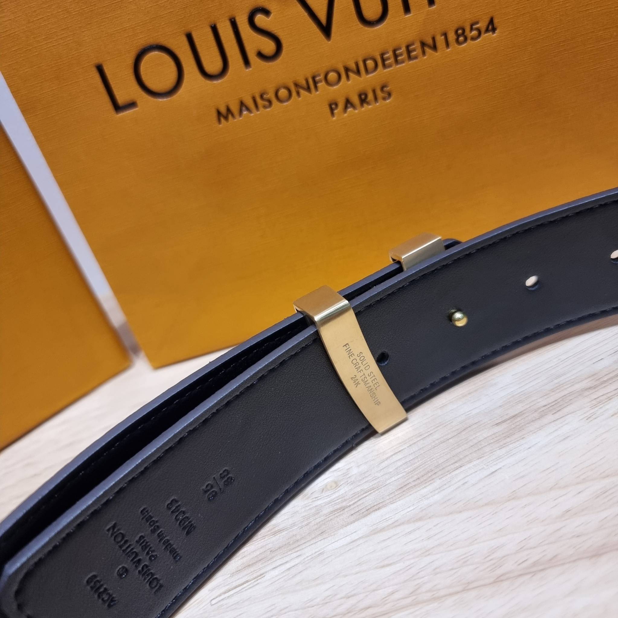 LV Belt Monogram / Silver- Gold เข็มขัดสุดคลาสสิค เรียบง่าย ผู้ดี เป็นซิกเนเจอร์ ด้วยดีไซน์ที่เป็นอมตะ หัวเข็มขัด solid steel อะไหล่ทองและอะไหล่เงินโดดเด่น