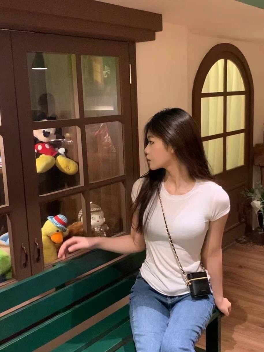 กระเป๋าสะพายข้างใบจิ๋ว งานปุ้กปิ้กน่ารัก CHANEL VIP BAG แบรนด์ดัง ตัวกระเป๋าหนังนิ่ม อยู่ทรง เปิดปิดด้วยซิปรอบ ด้านหน้าสกรีนโลโก้แบรนด์สีทอง