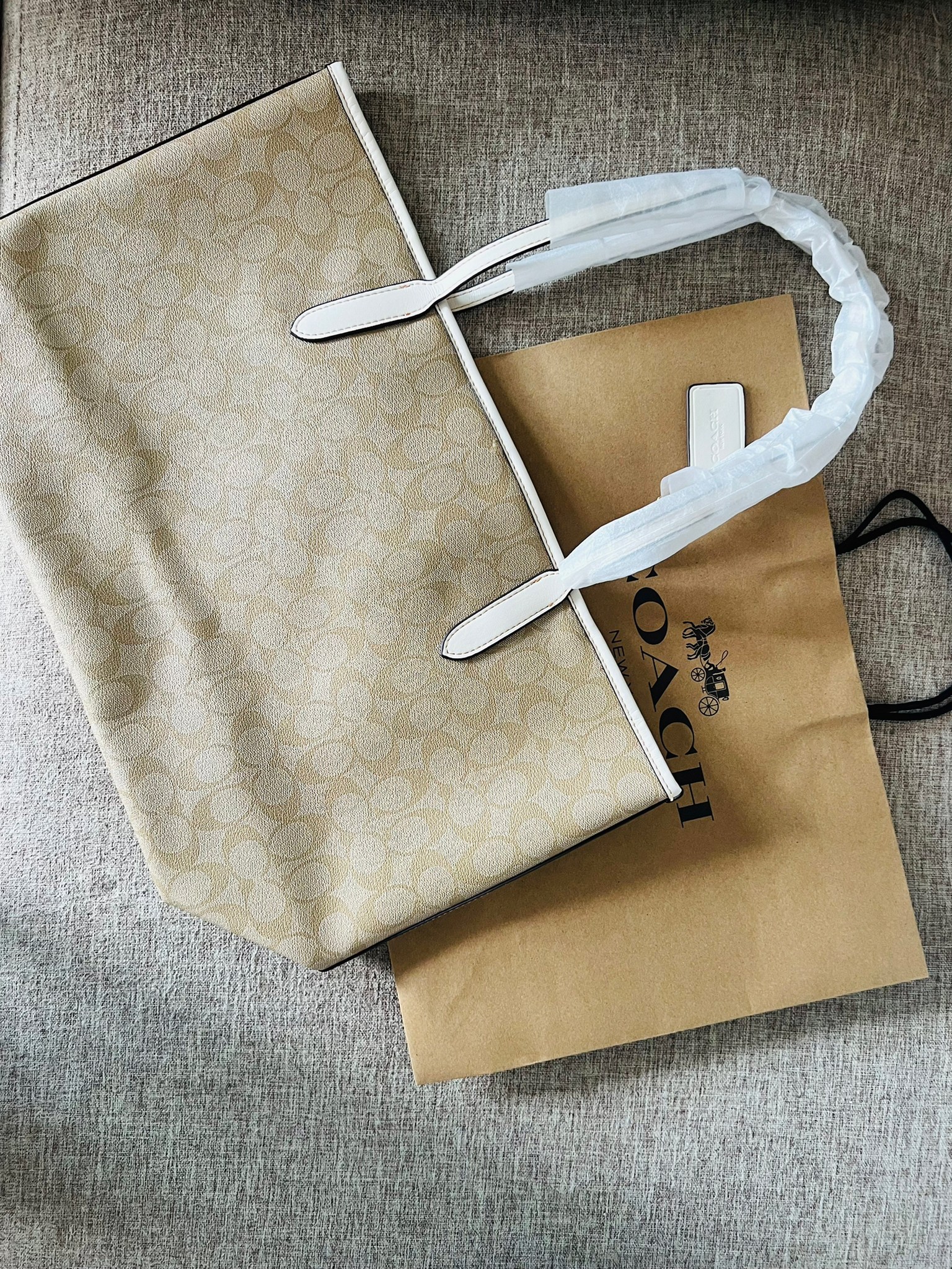 COACH CA607 CITY TOTE IN SIGNATURE CANVAS WITH HORSE AND CARRIAGE PATCHWORK GRAPHIC กระเป๋าทรงโท้ทใบใหญ่ คอลเลคชั่นใหม่ สวยโดดเด่นมากๆ น่ารักน่าใช้ไปอีกด้วยลวดลายซิกเนเจอร์โดดเด่น ใบนี้ใส่ของได้ของครบครัน จุได้แบบไม่ต้องกลัวเต็ม!! วัสดุหนังแคนวาสคุณภาพดี 