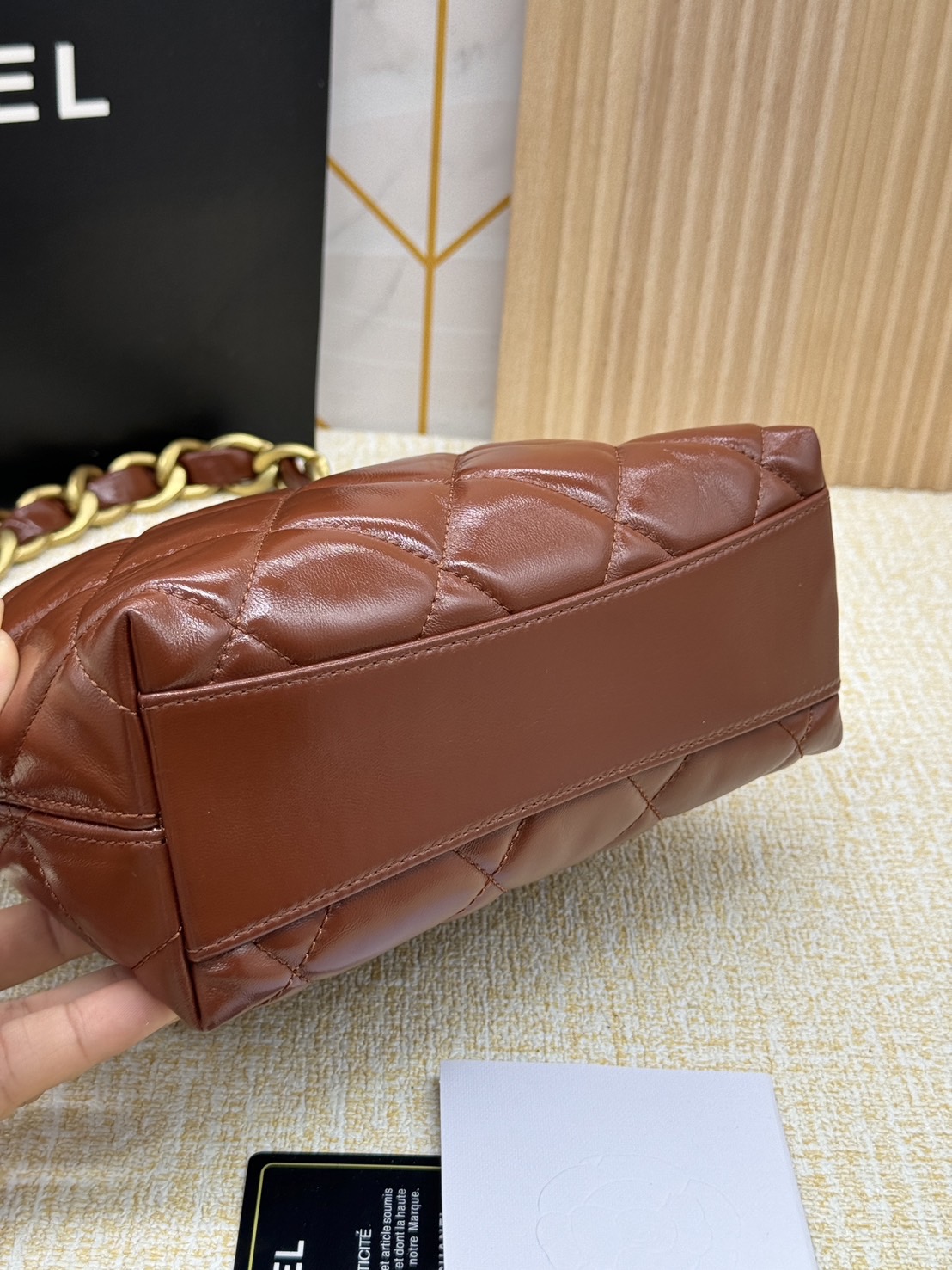 CHANEL SMALL HOBO BAG Shiny Leather & Gold-Tone Metal 20cm กระเป๋าทรงโฮโบ ดีไซส์สวยเรียบหรู เกรดออริ สลับแท้ 1:1 ใช้งานต่างประเทศได้