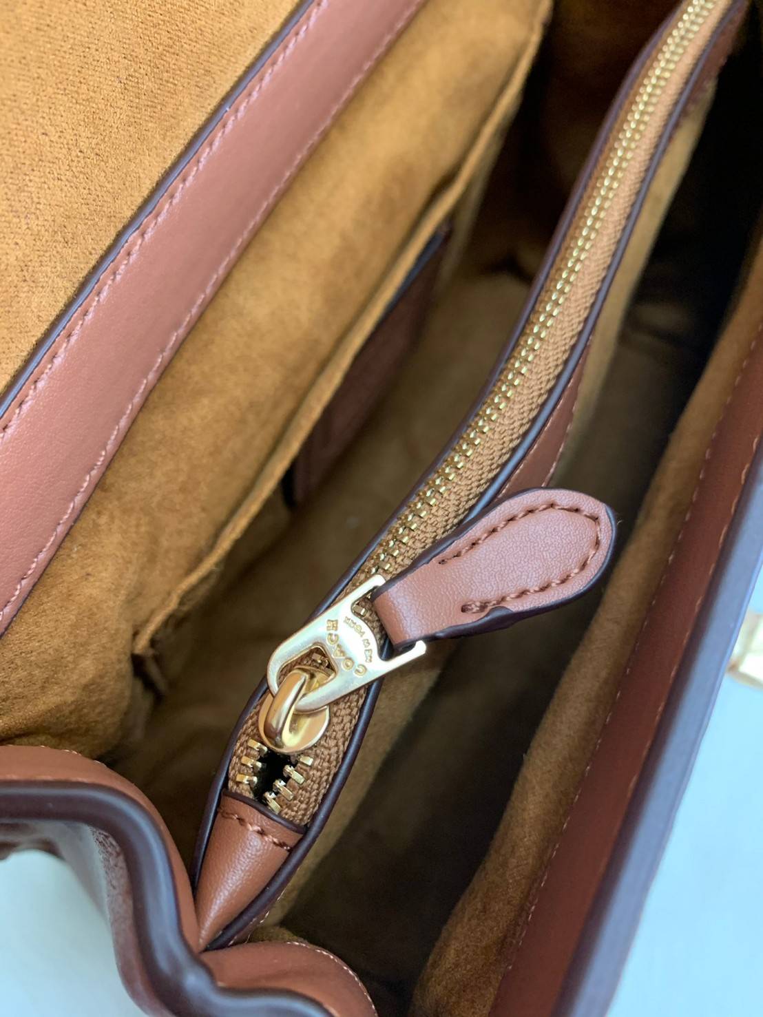 สวย หรู ดูดี รุ่นนี้กัยเลยค่า!! COACH TILLY TOP HANDLE SATCHEL IN SIGNATURE ((76620)) พร้อมส่งความสวย ห้ามพลาดค่ะ! กระเป๋าหิ้ว//คล้องมือ//สะพายข้างได้ ทรงสวย หนังแท้เรียบ+ลายCได้สวยงามค่ะ เปิดปิดกระเป๋าแบบหมุนล็อค ภายในมีช่องหลักใส่ของ2ช่อง สามารถใส่กระเป