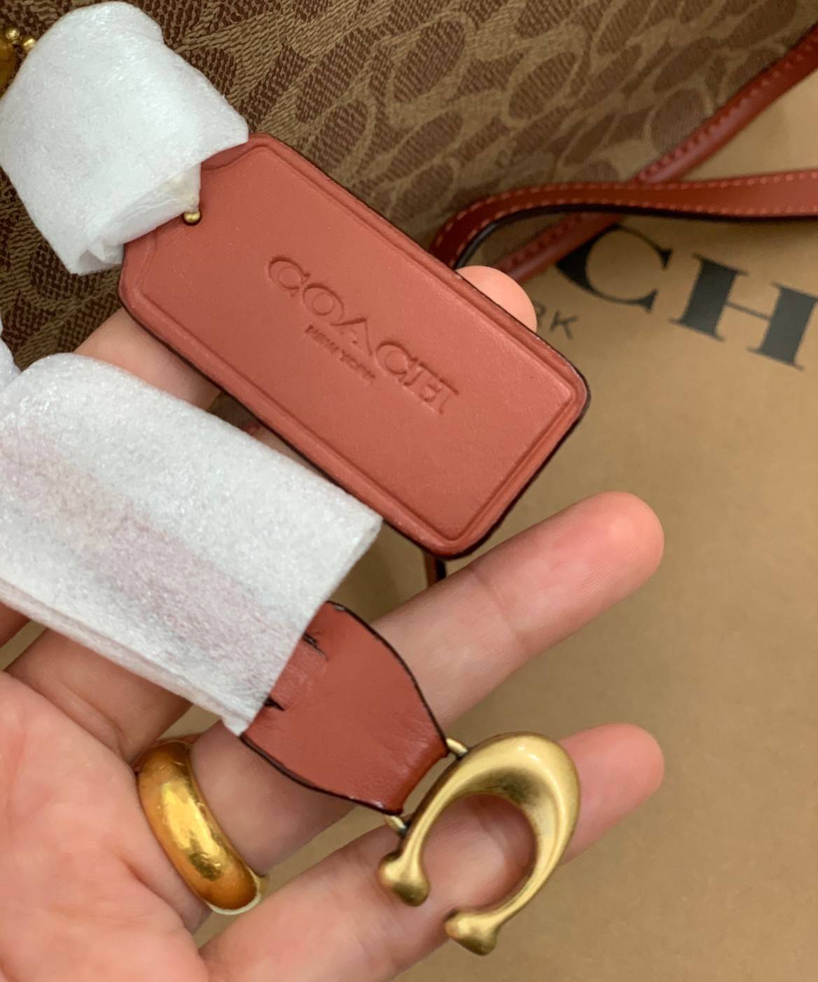 COACH C3889 TYLER CARRYALL 28 IN SIGNATURE CANVAS ((C3460//C3889)) รุ่นยอดฮิตที่สาวๆหลายคนเรียกร้อง กับกระเป๋าถือ/สะพายทรงสวย ที่มาพร้อมสายสะพายไหล่ในตัว และสายครอสบอดี้สำหรับสะพายข้าง ตัวกระเป๋าถูกแบ่งเป็นสัดส่วนสวยงาม มีช่องซิปกลางที่ใหญ่พอสมควร และยังม