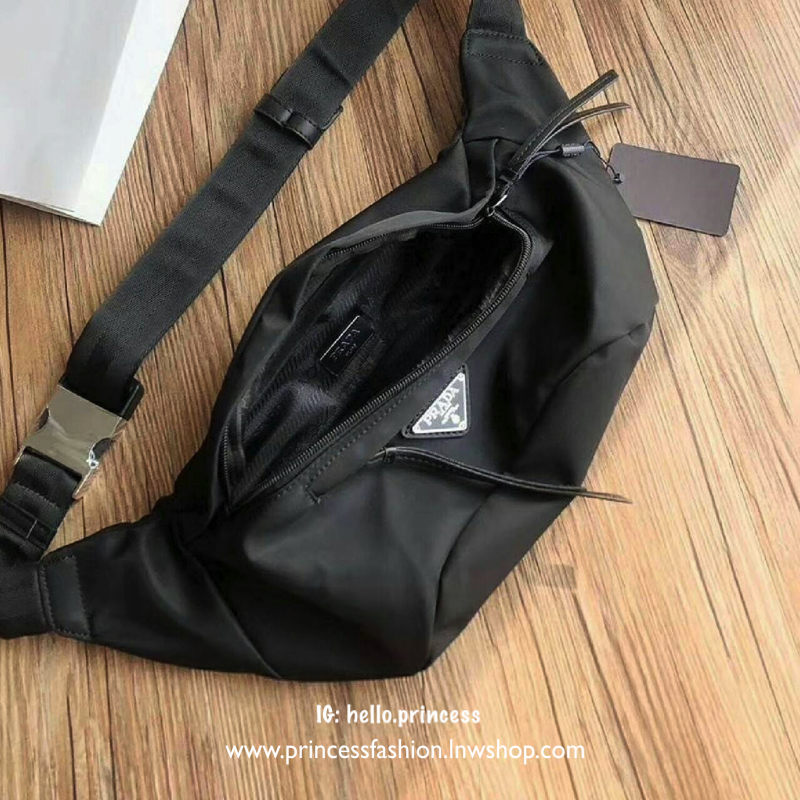 PREMIUM GIFT จากแบรนด์ PRADA ทรงคาดอก เหมาะกับสายStreet มากๆค่ะ ทรงสาย จุของได้เยอะ ไม่ซ้ำใครแน่นอนคะ ด้านหน้ามีช่องซิปแยก อะไหล่สีเงิน ภายในมีป้ายโลหะโลโก้แบรนด์ ใส่กระเป๋าตัง มือถือ บัตร ได้สบายคะ ผู้ชายใช้ได้ ผู้หญิงใช้ดีคะ รุ่นนี้ คอนเฟริม เลยค้าาาา