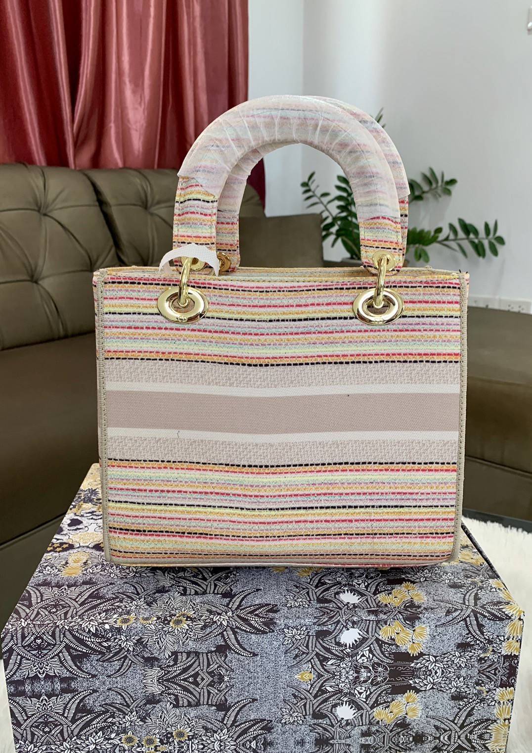 DIOR WOMEN MEDIUM LADY D-LITE BAG VIP GIFT WITH PURCHASE (GWP) พรีเมี่ยมกิ้ฟ Limited Edition จาก DIOR DUTYFREE COUNTER วัสดุหนังแท้ Calfskin หุ้มด้วยผ้า Cannage อีกชั้นและปักลวดลาย 'Dior Palm' กระเป๋า Lady D-Lite ผสมผสานความสง่างามและคลาสสิกที่เ