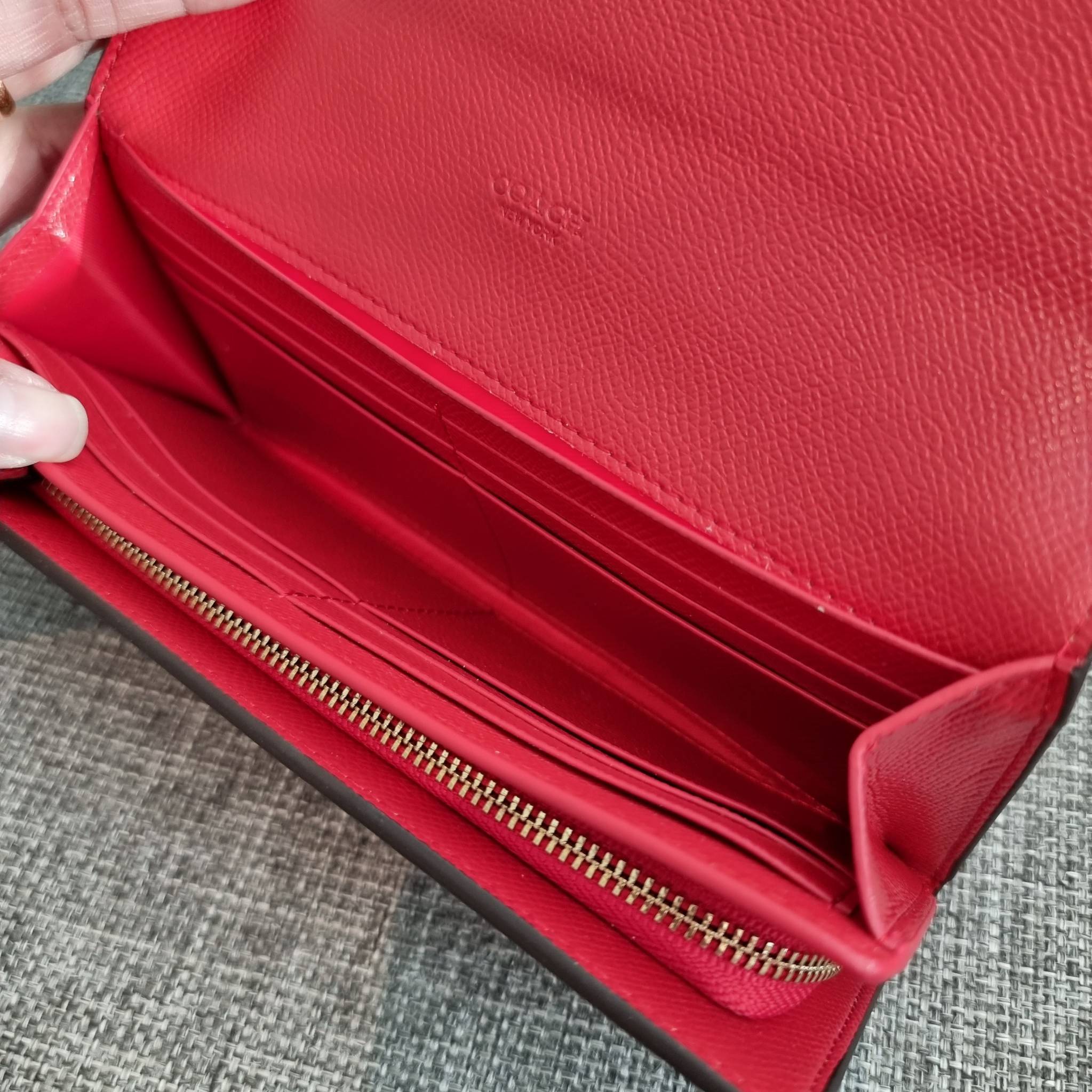 OUTLET 】COACH F31562 SLIM ENVELOPE WALLET IN SIGNATURE CANVAS WITH CHERRY PRINT คอลเลคชั่นใหม่ล่าสุด ต้อนรับนิวเยียร์ไปเลย!! 🍒🎊 กระเป๋าสตางค์รุ่นขายดี ทรงจดหมายรุ่นฝาพับ ดีไซน์ลายเชอร์รี่ น่ารักสดใส วัสดุหนังแคนวาสเคลือบลาย ภายในใส่มือถือไ