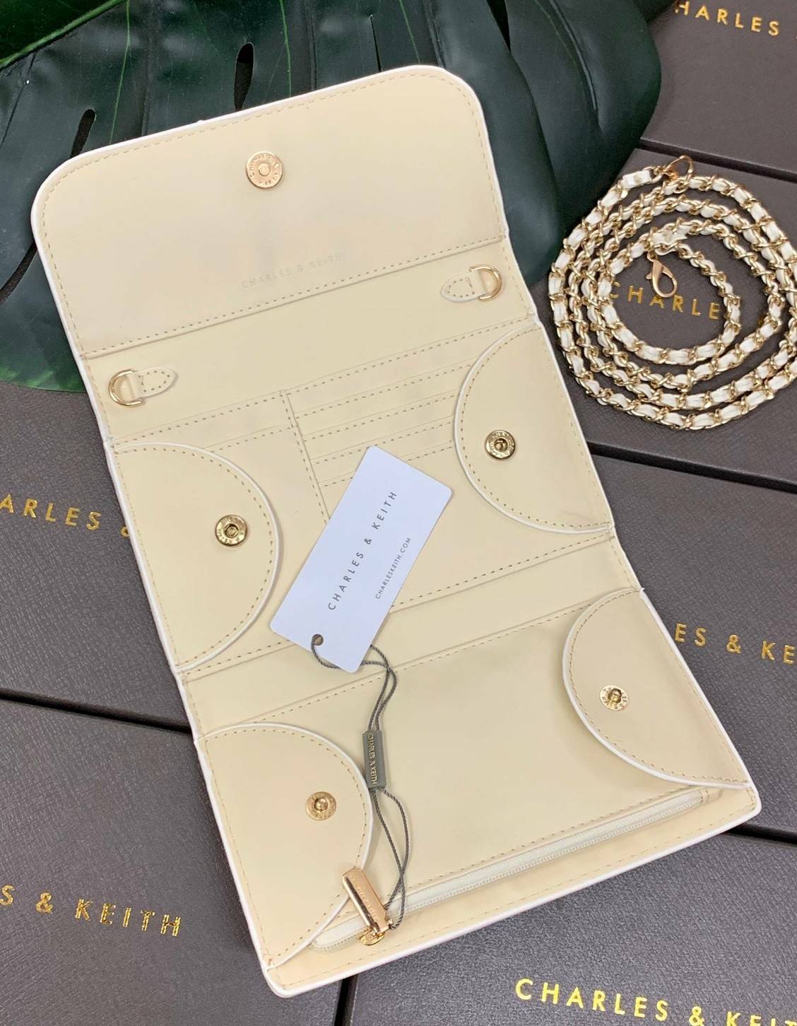 CHARLES & KEITH BAG กลับมาอีกครั้ง รุ่นขายดีค่ะ...กระเป๋าสตางค์มีสายสำหรับสะพายข้างหรือแบบครอสบอดี้ร์ได้ค่ะ วัสดุหนังเรียบ ด้านหน้ามีอะไหล่โลโก้แบรนด์ เปิดปิดกระเป๋าแบบกระดุมแม่เหล็ก ภายในมีช่องใส่ธนบัตร สามารถใส่แบงค์พันได้ค่ะ มีช่องใส่บัตรต่างๆ ช่องซิปส