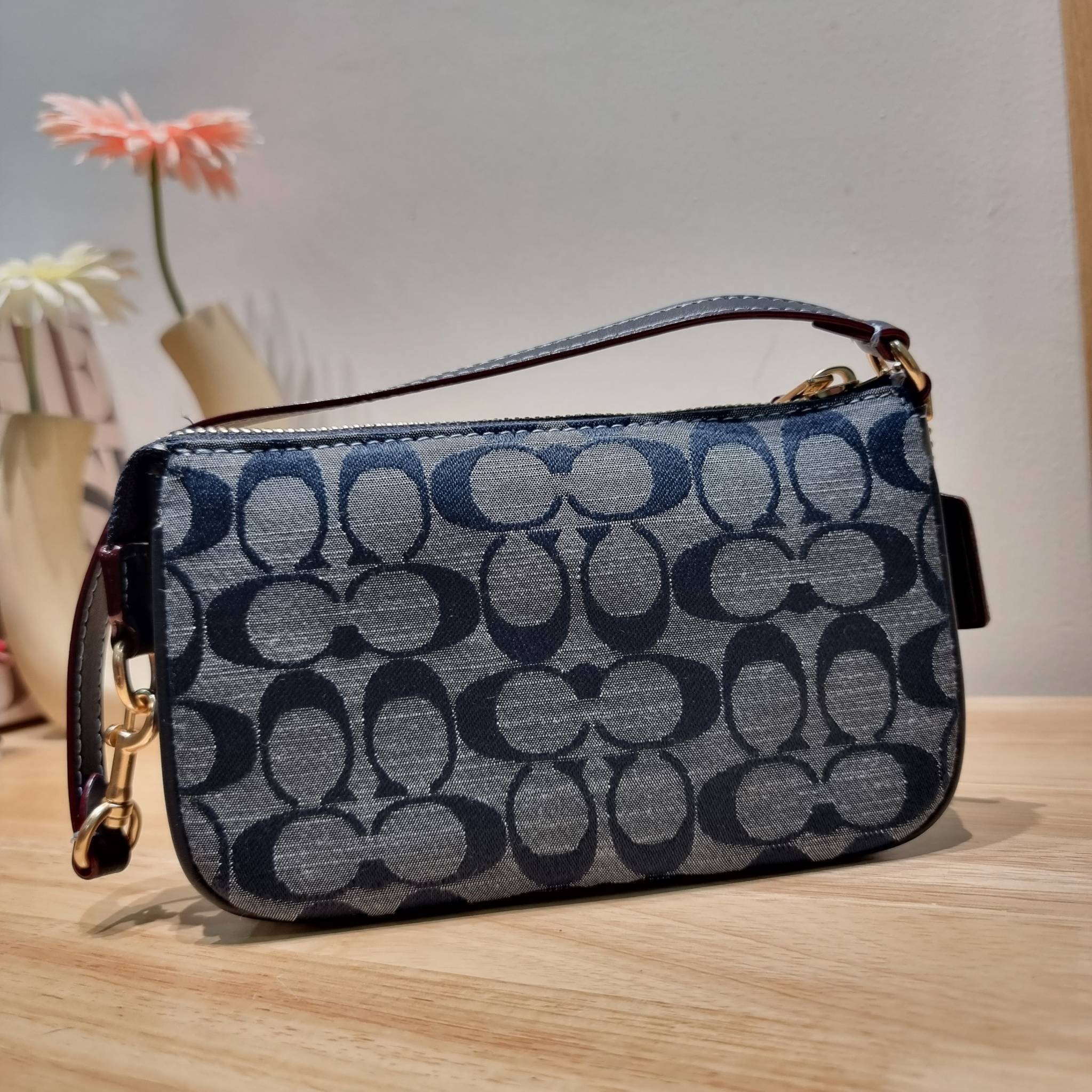 COACH Nolita 15 In Signature Chambray C8665 พร้อมส่ง คอลเลคชั่นใหม่ น่ารักน่าใช้ ในสไตล์คลาสสิค กระเป๋าทรงพอชขนาดมินิ สาวๆเห็นใบจริง ยังไงก็ต้องหลงรักไอเท็มนี้แน่นอนจ้า