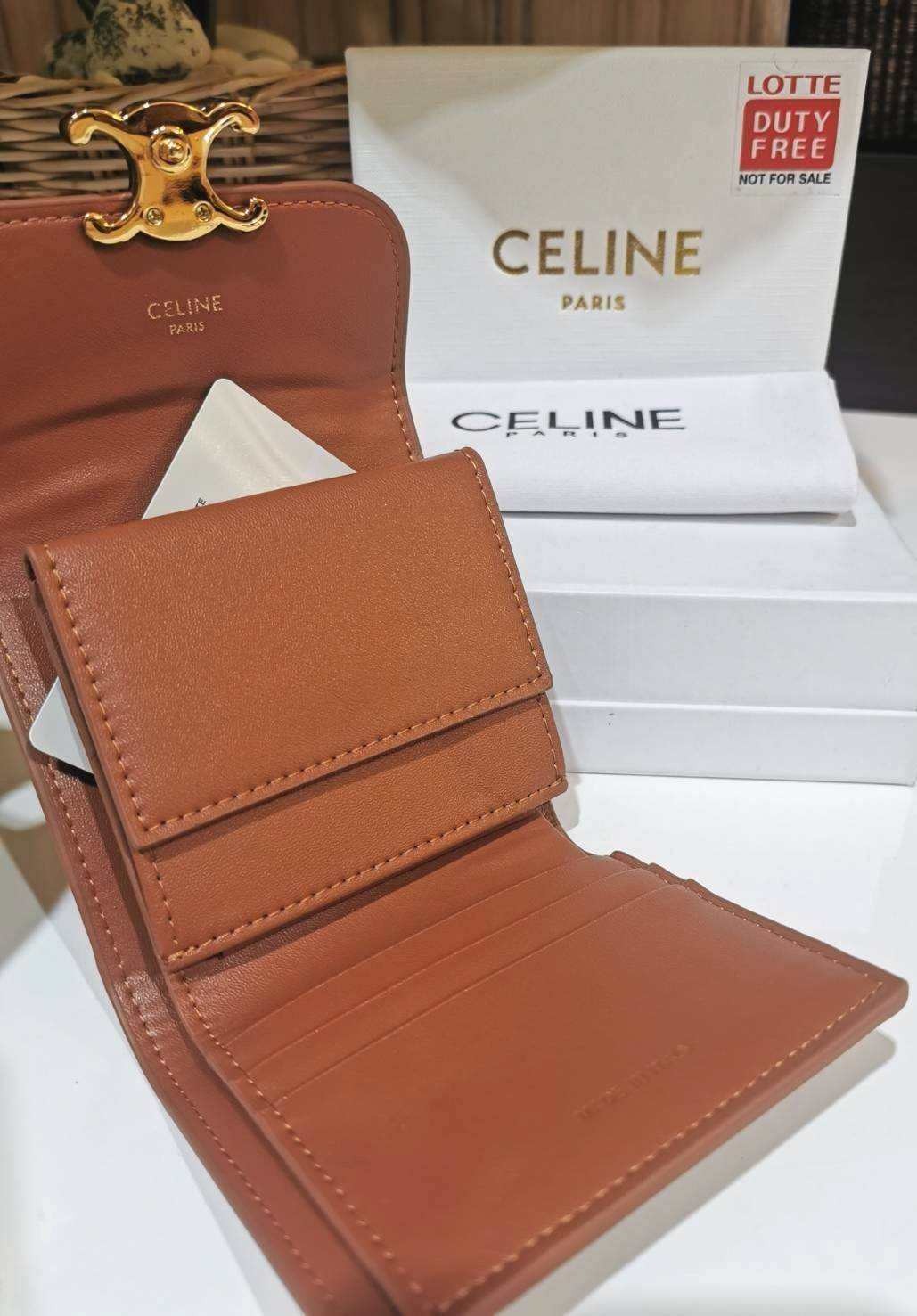CELINE SHORT WALLET VIP กระเป๋าสตางค์ซีลีน หนังเรียบสวยอยู่ทรงมีโลโก้ด้านหน้าเปิดปิดด้วยฝาพับกระดุม ภายในมีช่องแบ่งหลายช่อง มีช่องใส่บัตรหลายช่อง ช่องใส่เหรียญ ช่องใส่ธนบัตร ใส่แบงก์พันได้เหมือนกระเป๋าสตางค์ยาวไอเท็มแนะนำ ล๊อตพิเศษ!! แถมสายโซ่สามารถสะพายไ