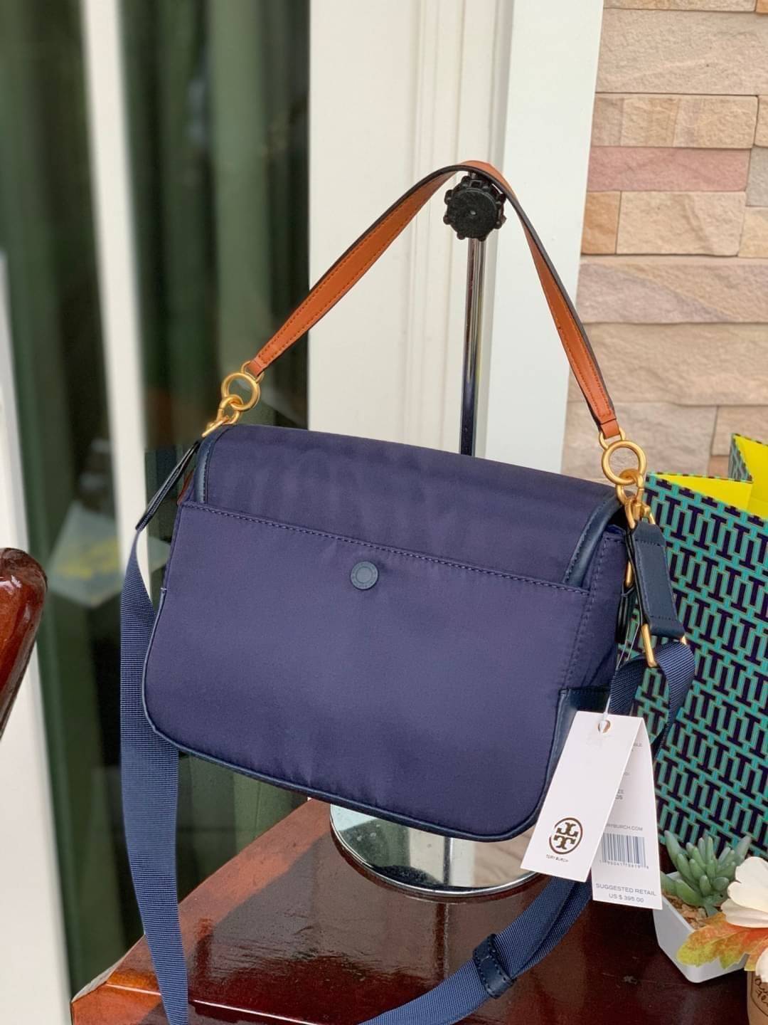 ของแท้ 💯% Tory Burch logo patch satchel bag อีกหนึ่งแบรนด์ดังจากนิวยอร์ก ที่เหล่าดาราเซเลปใช้กันทั่วโลก ด้วยดีไซน์ที่เป็นเอกลักษณ์ เข้ากับยุคสมัย วัสดุ Nylon waterproof ที่แข็งแรงและทนทาน