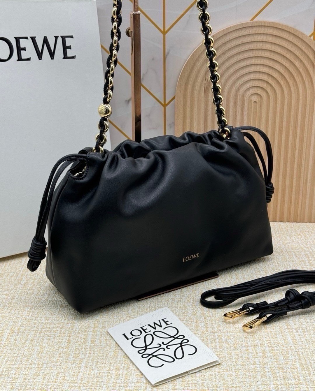 ORI หนังแท้ | Medium Loewe Flamenco purse in mellow nappa leather 30cm กระเป๋าสะพายทรงคลัช เรียบหรูดูแพง เรียบง่ายใช้งานสะดวก หนังแนปป้าให้สัมผัสนุ่มสบายผิว มาพร้อมสายสะพายร้อยห่วงหรูหรา