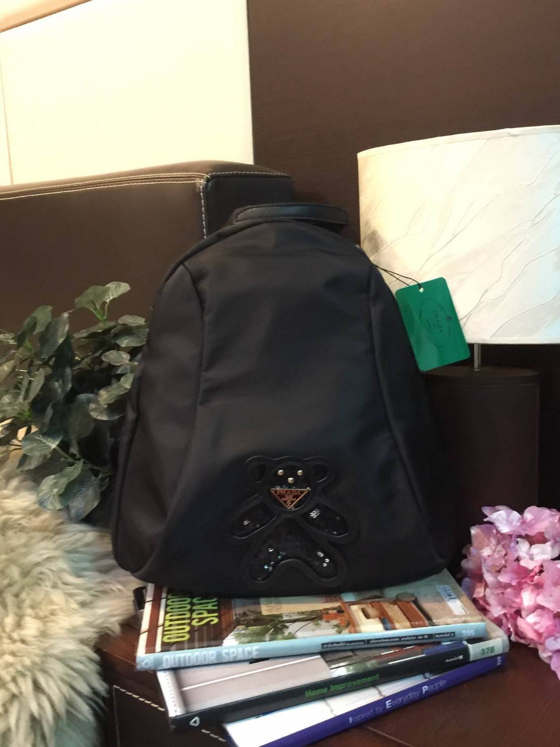 Don't Miss! PRADA NYLON BACKPACK กระเป๋าสะพายเป้ พรีเมี่ยมกิ้ฟจากเคาน์เตอร์ต่างประเทศรุ่น Limited edition ที่ฮ๊อตสุดๆ วัสดุเป็น Nylon เนื้อหนาคุณภาพดีตามแบบฉบับของแบรนด์ ขนาดกำลังดี น้ำหนักเบา ด้านหน้าเป็นลายหมีปั๊กกลิ้ตเตอร์โลโก้แบรนด์อะไหล่ทองหรู ภ