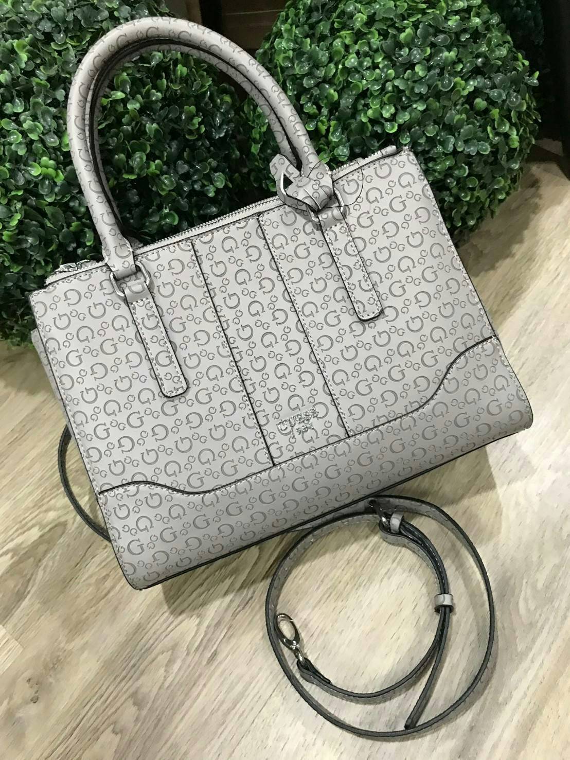 GUESS WOMAN SINGNATURE HANDBAG 2019 กระเป๋าสะพายรุ่นใหม่ล่าสุดจาก GUESS FACTORY หนังสวยอยู่ทรงปั้มลาย Singnature รอบใบ ด้านหน้าประดับโลโก้แบรนด์ ภายในมีโลโก้ ซับในลายแบรนด์ มีช่องแบ่งหลายช่องทั้งช่องซิปและช่องเล็ก ใส่ของแยกเป็นสัดส่วนสะดวกใช้ ขนาดกำลังดีส