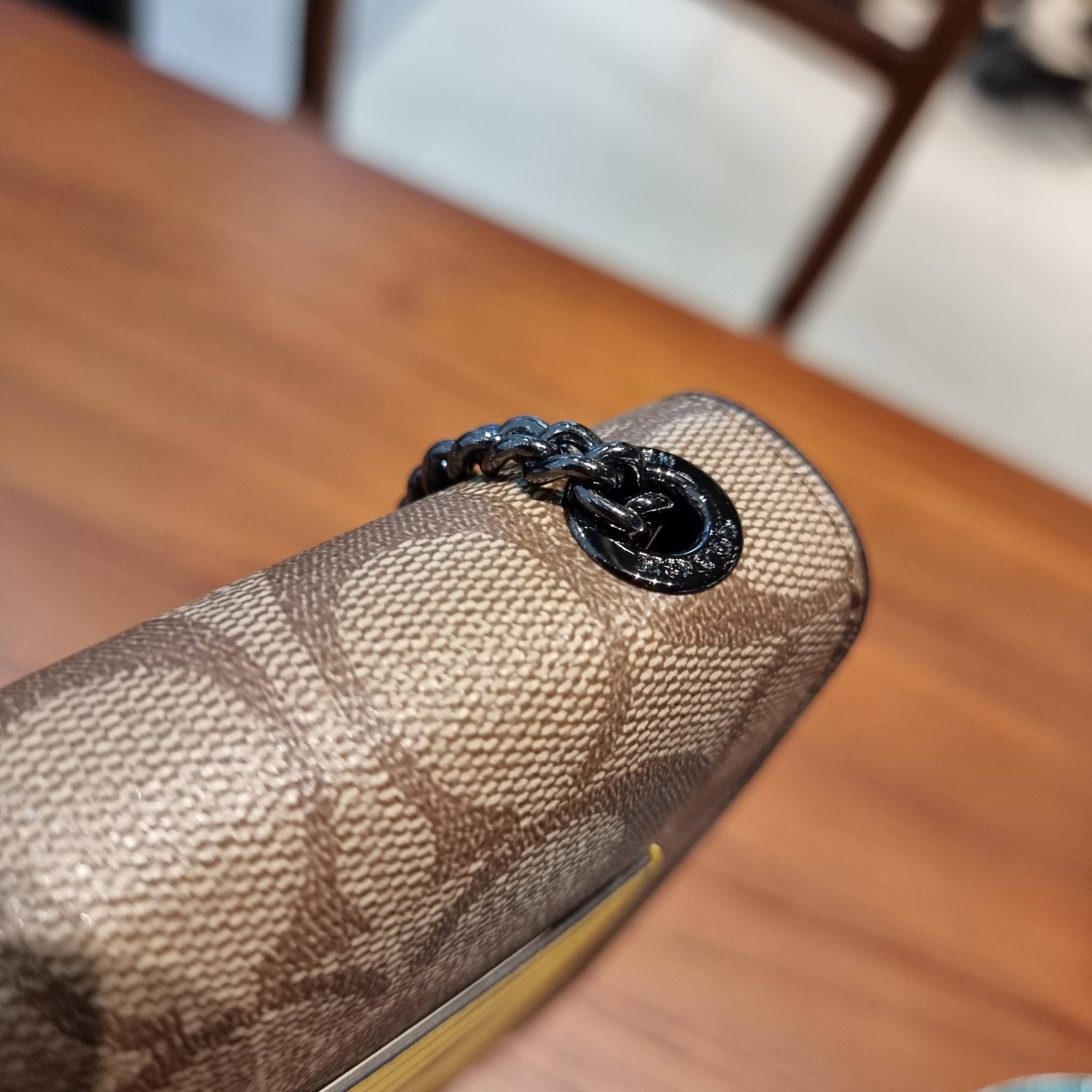 COACH F73486 NORTH/SOUTH PHONE CROSSBODY IN SIGNATURE CANVAS WITH FRUIT 🍒🍓🍋 แจกความสดใสกันอีกครั้ง!! กับกระเป๋าสะพายเอนกประสงค์ Case phone ใส่โทรศัพท์มือถือได้ทุกรุ่น ดีไซน์ลายผลไม้ฉ่ำๆ สวยมีเสน่ห์ 💖 วัสดุหนังแคนวาสคุณภาพ ฝ