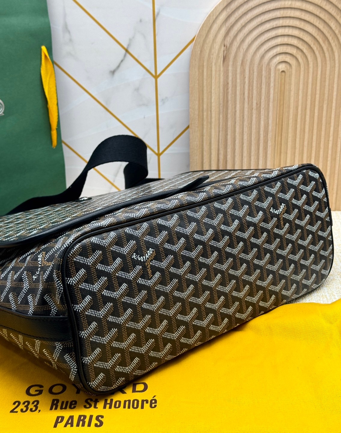 GOYARD Capetien MM Messenger Bag กระเป๋าแมสเซ็นเจอร์ใบใหญ่ ที่สุดของความหรู ตอบโจทย์การใช้งานจุของได้เยอะ เอกสาร แทปเล็ต พร้อมสายสะพาย ใช้งานง่าย ใบจริงสวยงามตามรูปค่ะ