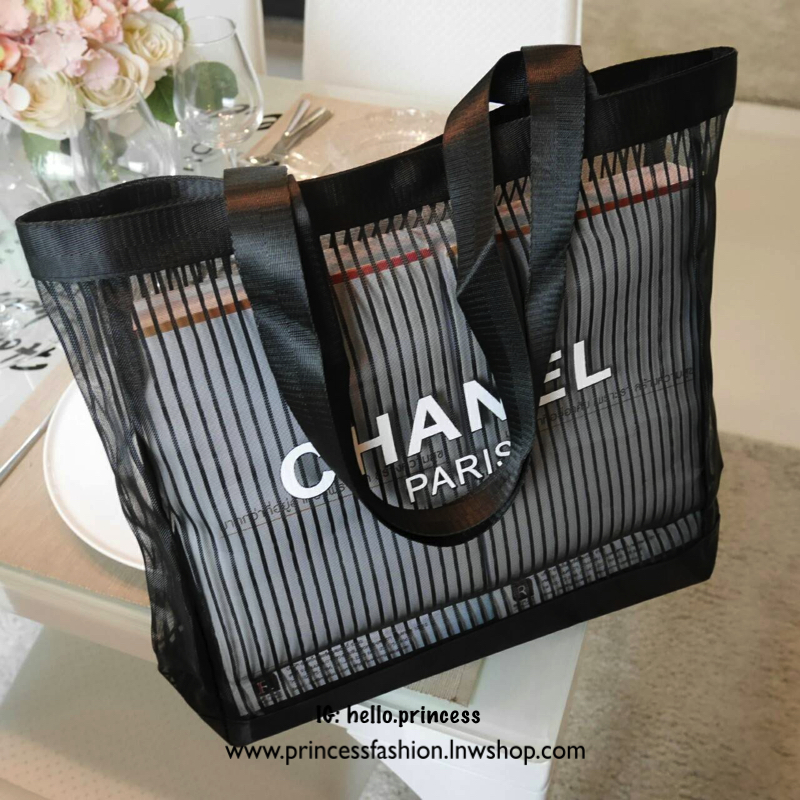 สาวๆ style minimal ห้ามพลาด! Chanel Black Mesh Tote Bag กระเป๋าแบรนด์ชาแนล ของแท้ (ไม่ใช่งานเลียนแบบ) ทำจาก 100% Polyester Mesh ใบขนาดพอดี รุ่นนี้ตัวสายทำจากผ้า ด้านหน้าสกรีนชื่อแบรนด์ น้ำหนักเบา สะพายไหล่ได้ ดีไซน์เก๋ ใส่หนังสือ ใส่แฟ้มเอกสาร ipad ได้สบา