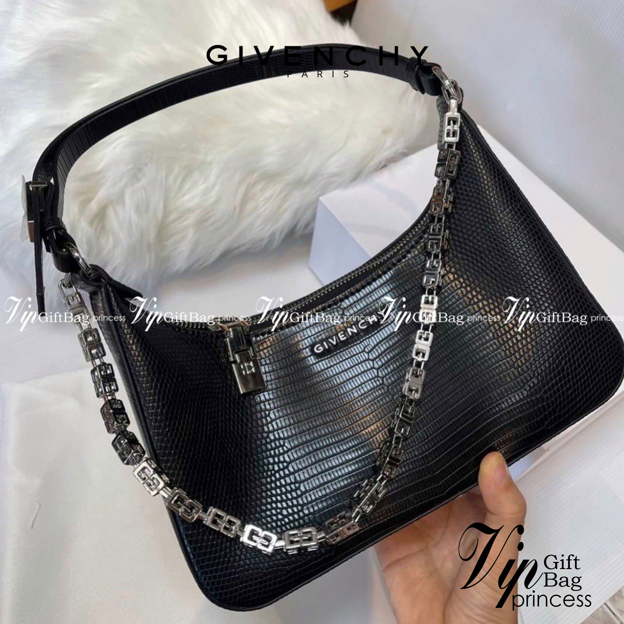 Givenchy Black Moon Cut Out Shoulder Bag พร้อมส่งที่ไทย กระเป๋าสะพายไหล่งานซิปใบเล็ก หน้าติดโลโก้แบรนด์มาพร้อมสายโซ่ งานสวยตามรูป อะไหล่เงิน สายสะพายปรับระดับได้ เกรดมิลเลอร์สวยหรู สาวๆ รีบจับจอง อย่าคิดนาน ราคานี้กับคุณภาพถือว่าคับแก้วมั๊กมากกกก ไม่ซื้อท