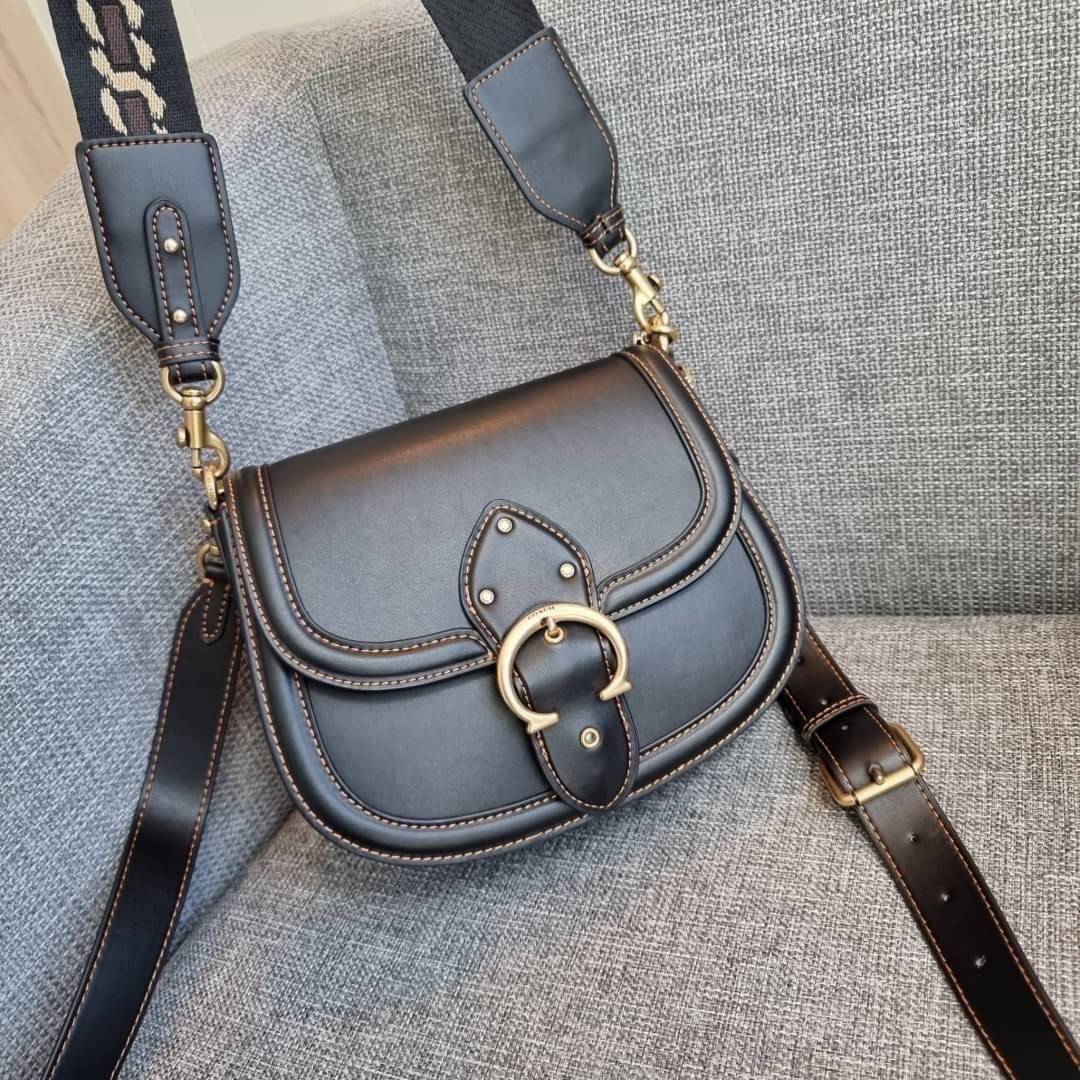 COACH C0749 BEAT SADDLE BAG The best item! ที่สาวๆรอคอย! ฮอตไฟลุก! สีหายาก ละมุนคุณหนู คอลเลคชั่นใหม่ ดีไซน์หรูหรา พิเศษมากๆมาพร้อมสายสะพาย 2 เส้น ใช้คู่กันหรือแยกสะพายก็สวยครบสูตร กระเป๋าสะพายทรง saddle คลาสสิค วัสดุหนัง glove-tanned ทนทาน เปิด-ปิดด้วยกร