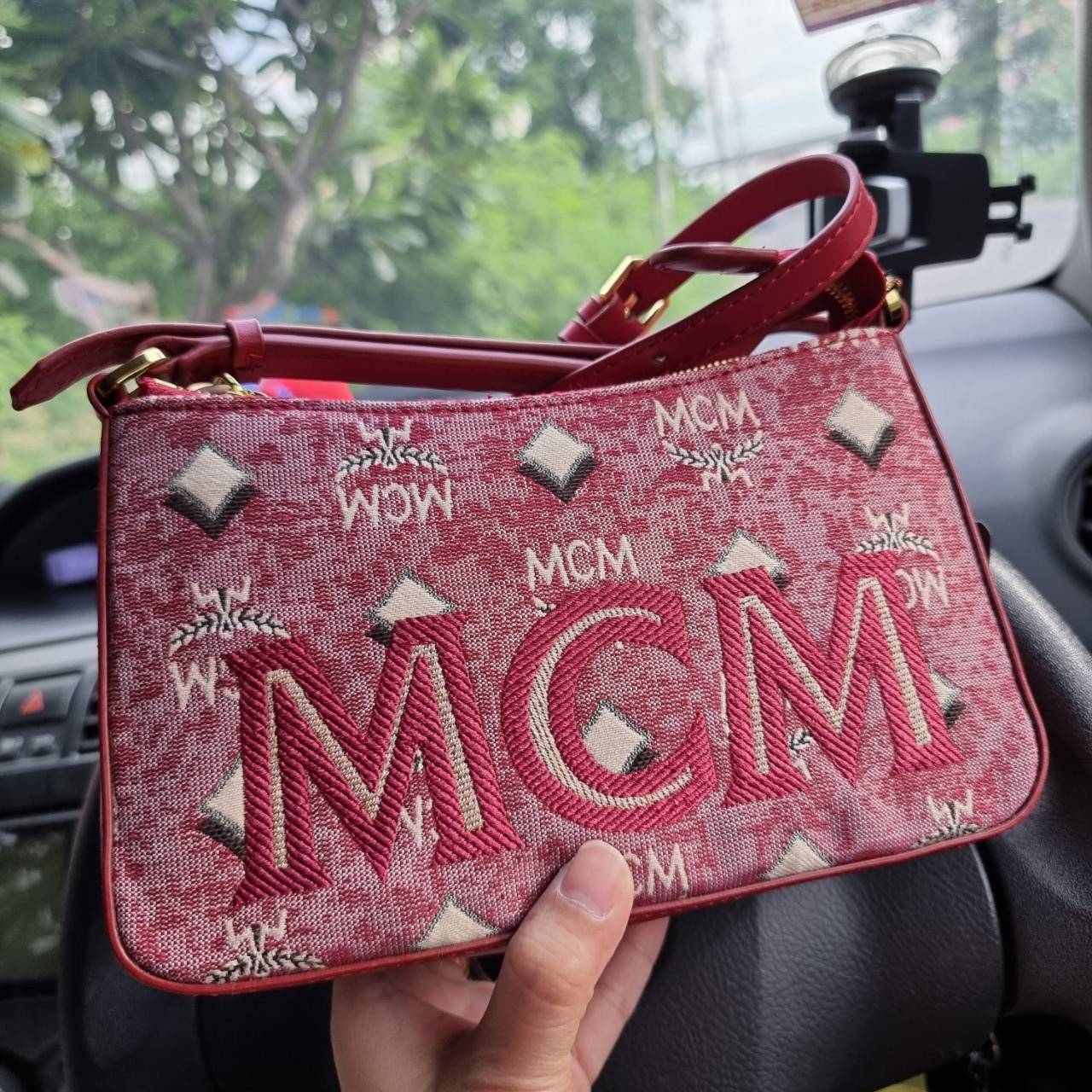 M.C.M MINI SHOULDER BAG IN VINTAGE JACQUARD MONOGRAM คอลเลคชั่นใหม่ล่าสุด โดดเด่นด้วยลายโมโนแกรม ถักทอบนผ้า woven jacquard กระเป๋าสะพายทรงพอชที่ไม่ธรรมดา มาพร้อมสายสะพายในตัว สามารถปรับใช้ได้ 2 แบบ สายยาวสะพายข้าง หรือจะนำสายเส้นกลางออกและปรับใช้สะพายไหล่