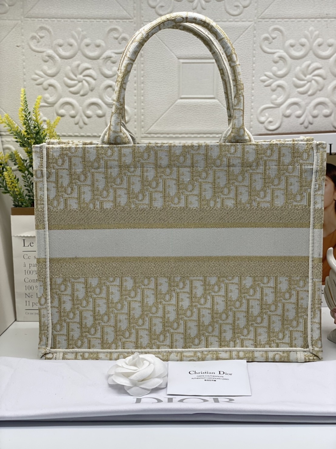 CHRISTIAN MEDIUM DIOR BOOK TOTE เอกลักษณ์ของความหรู เป็นทางช็อปปิ้งBag ที่ต้องมี ภายในโล่งกว้างมาก ใส่ของแบบแน่นๆ จุๆไปได้เลย น้ำหนักเบาสบาย งานออริปักขึ้นรูปสวยมาก มี code stamp พร้อมส่งที่ไทย ภาพสินค้าถ่ายจากงานขายจริง ใช้งานต่างประเทศได้ค่ะ