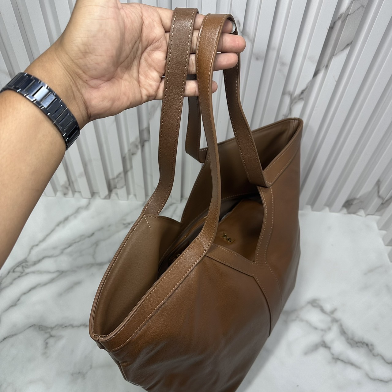 YSL Y TOTE IN LEATHER BAG กระเป๋าสะพายทรงโท้ทใบใหญ่ รุ่นใหม่ล่าสุด งานหนังแท้สวยเต็มใบ ดีไซส์เรียบหรูดูแพงอย่างแท้จริง ภายในโล่งกว้างมาก จุของได้เยอะสุด เอาใจสายแบกแต่ยังคงความหรูไว้ในตัวอย่างแน่นอน