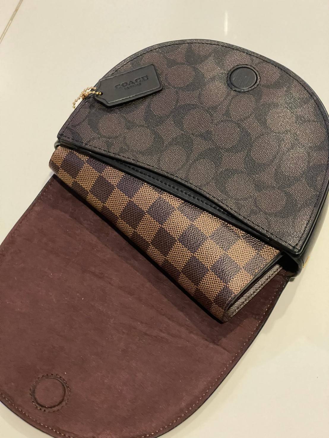 พร้อมส่งที่ไทยครบทั้ง6สีค่ะ 😘 Coach Ellen Crossbody In Signature ((C1432)) กระเป๋าทรงฮาฟมูนรูปทรงคลาสสิก ออกแบบให้มีลักษณะโค้งมน ไม่ดูเป็นทรงแข็งจนเกินไป ดีไซน์และสีของกระเป๋ายังเรียบง่าย เข้าได้กับทุกชุด สะพายครอสบอดี้ร์//สะพายข้าง หรือถือแบบคลัท