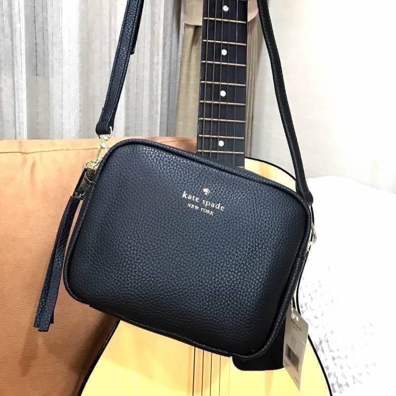Kate Spade New York Mini Leather Shoulder Bag กระเป๋าสะพายขนาดมินิหนังสวยหรูอยู่ทรงด้านหน้าประดับโลโก้เเบรนด์สีทอง มาพร้อมหัวซิปพู่หนัง และสายสะพายยาวปรับระดับได้ ภายในมีโลโก้ ช่องซิป ช่องใส่ของ ใส่กระเป๋าสตางค์ มือถือ iphone ของจุกจิกได้เยอะ สะพายข้างหรื