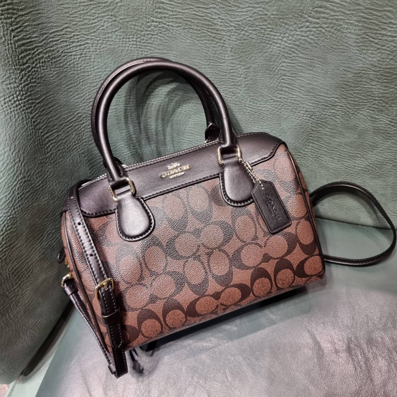 COACH F32203 MINI BENNETT SATCHEL IN SIGNATURE CANVAS กลับมาอีกครั้ง!! กับกระเป๋าทรงหมอนยอดฮิต 🥳 มีกี่สีก็ขายหมด วัสดุหนังแคนวาสเคลือบลาย ทรงสวยใช้งานได้ทุกโอกาส ภายในโล่งกว้างใส่ของได้เยอะ มีหูจับในตัว และสายสะพาย crossbody ปรับได้ตามตัว ใบนี้ไม่