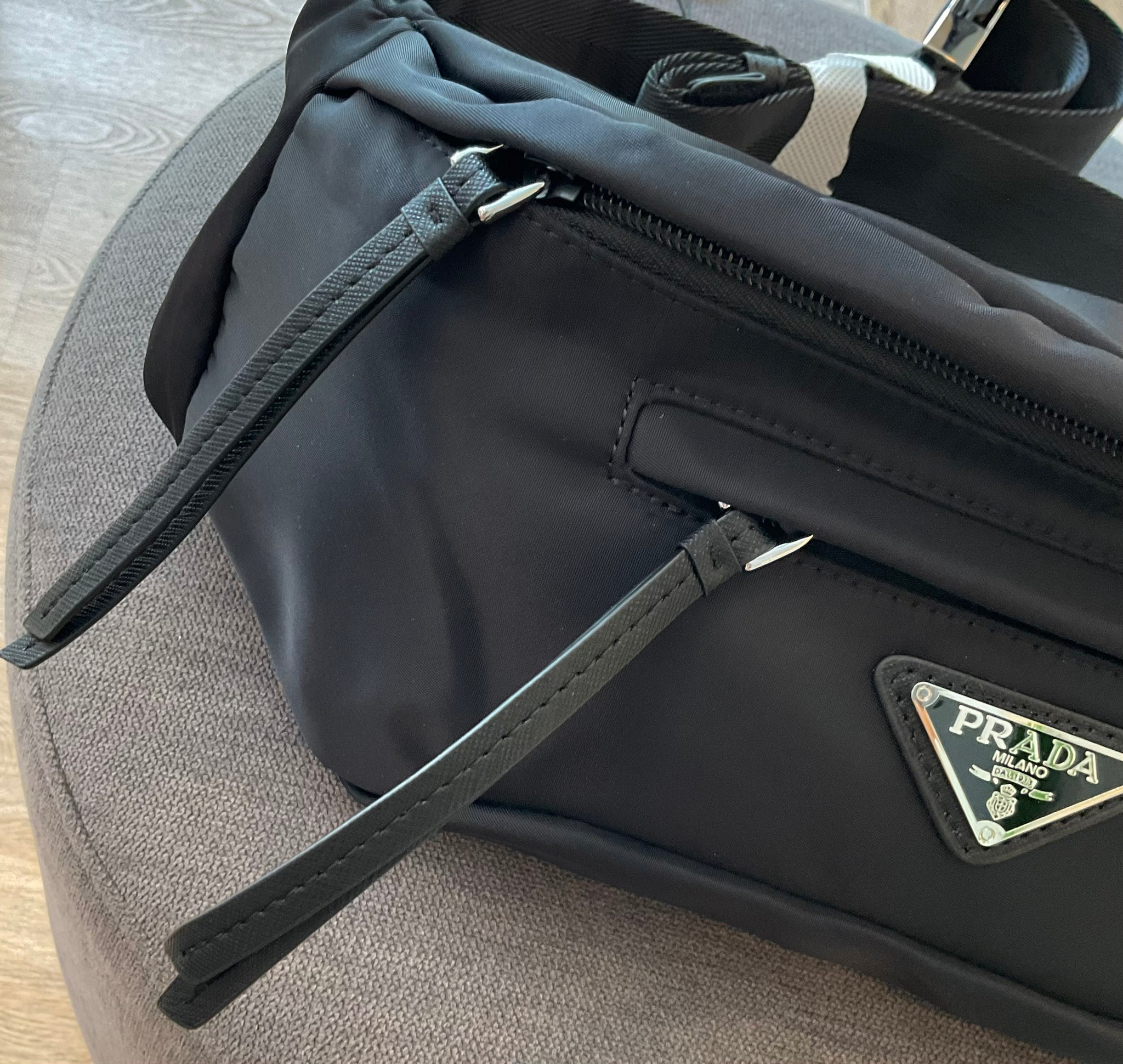 Prada Nylon Belt Bag รุ่นยอดฮิต! กระเป๋าคาดอก น้ำหนักเบา ดีไซน์เป็นเอกลักษณ์ เหมาะกับสายStreet มากๆค่ะ ทรงสาย จุของได้เยอะ ด้านหน้าประดับมีป้ายโลหะโลโก้แบรนด์