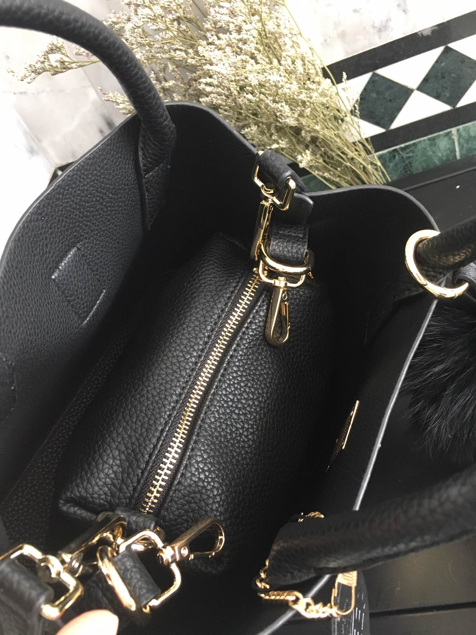 New arrival • KEEP LALA BAG • พร้อมส่ง 2 ขนาด ตามการใช้งาน 👑สวย หรู เวอร์วัง อีกแล้วค่า กับกระเป๋า 2 in 1 ปรับเก็บทรง ได้ถึง 2 แบบ มาพร้อมพวงกุญแจ ปอมปอม ฟรุ้งฟริ้ง น่ารักมาก คะ ตัวกระเป๋าเป็นหนังเนื้อดีที่สุด เนื้อนิ่ม ลายหนังสวย มีกระเป๋าใบเล็กด