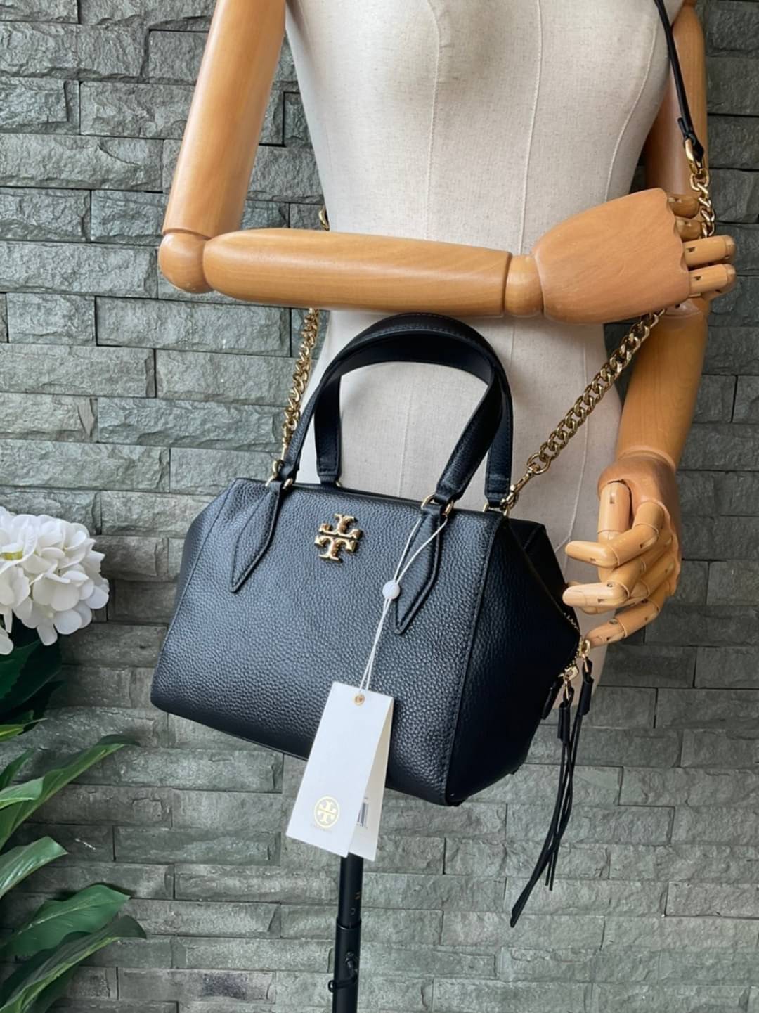 TORY BURCH KIRA PEBBLED SATCHEL BAG รุ่น 74650 กระเป๋าสะพาย Crossbody หนัง togo อะไหล่ทอง ทรงสวยสุดฮิต เป็นรูปทรงใหม่ มาแรงที่สุดในตอนนี้!! สัมผัสนุ่มมือ ตั้งอยู่ทรง ออกแบบเก๋ไก๋ สามารถปรับใช้ได้ 2 แบบ ไม่เหมือนใคร เปิดปิดด้วยซิป ภายในบุผ้าอย่างดี ช่องหลั