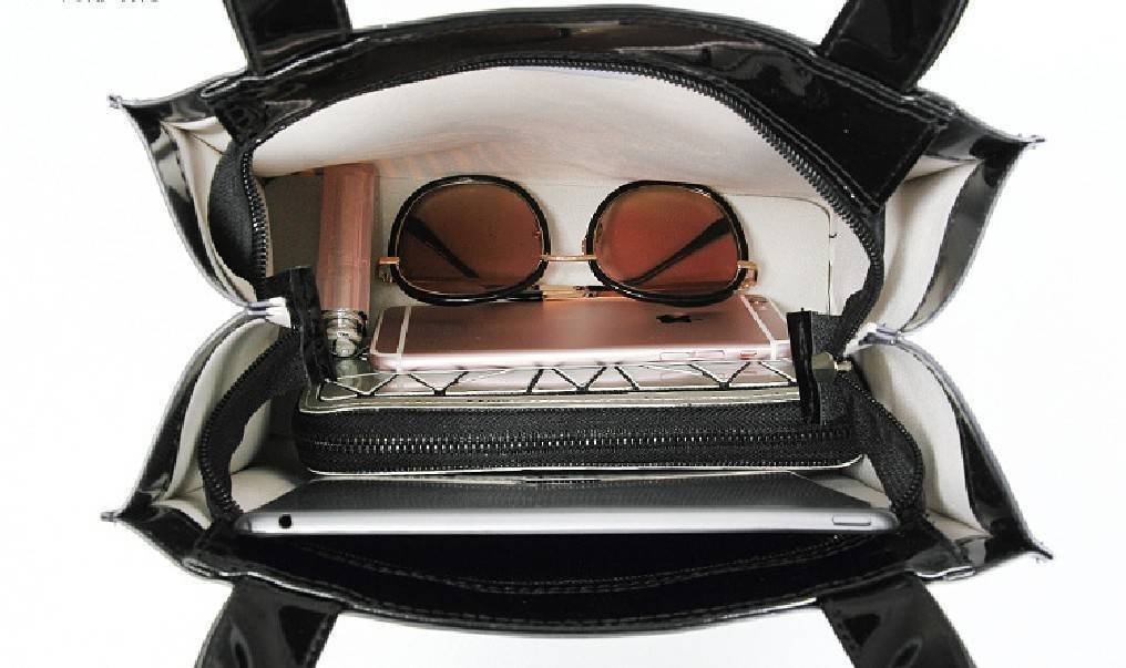 Harrods London Top-handle Shopping Bag (Large) กระเป๋า Shopping แบรนด์ดังจากอังกฤษไอเท็มยอดนิยมวัสดุ PVC+Polyester 100% ของแท้เนื้อหนาอยู่ทรงกันน้ำ ขนาดใหญ่กำลังดี รุ่นนี้ใส่เอกสาร A4 ได้ค่ะ เปิดปิดด้วยซิปสะดวกใช้ หัวซิปโลโก้แบรนด์อะไหล่เงินสวยดูดีภายในกว