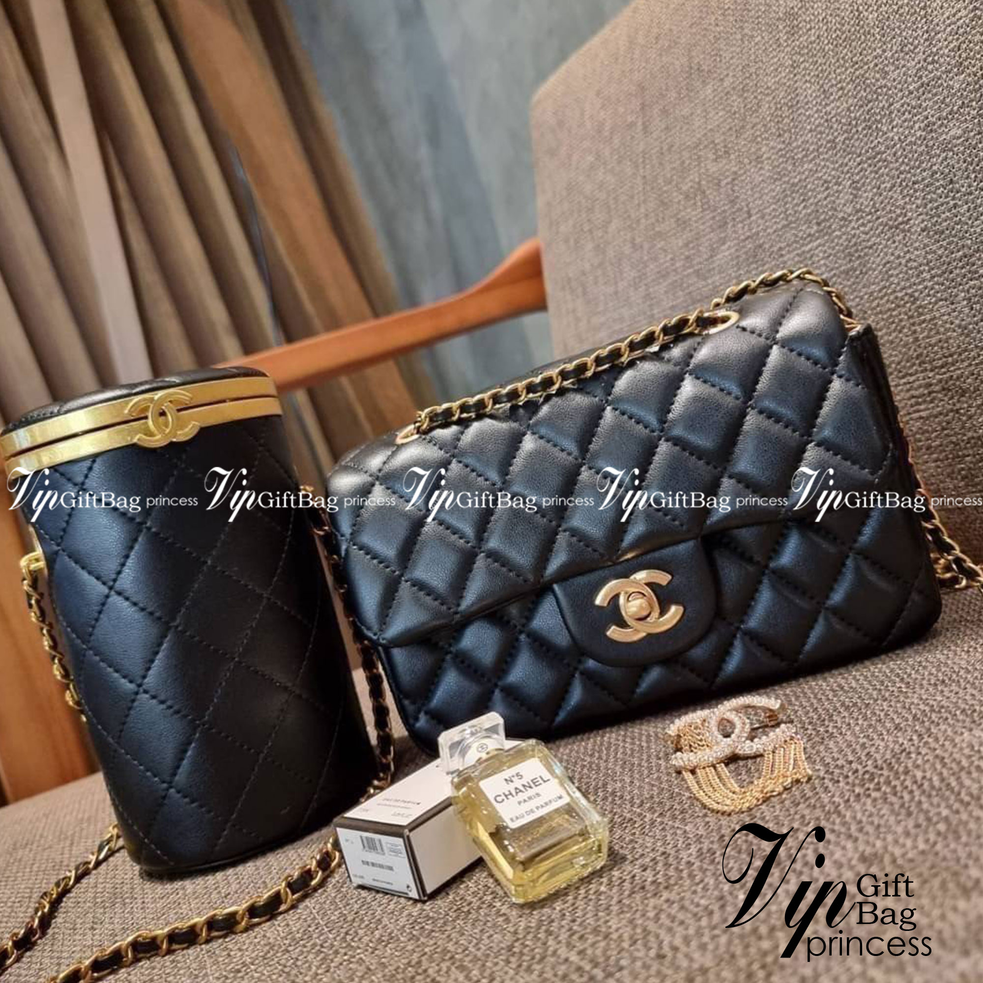 VIP 🥂 เซ็ทคือที่สุดของความคุ้ม CHANEL GIFT BOX SET สุดหรูชวนให้สะสม สุดยอดไอเท็มหายากพร้อมเสิร์ฟครบชุด สุดคุ้ม มาพร้อมกระเป๋าสะพายถึง 2 ใบ สุดหรูลิมิเต็ด หาไม่ได้ง่ายๆ ในคอลเลคชั่นภายในสีทอง และที่พิเศษยังมีน้ำหอมตัวท็อปมาให้อีก chanel no.5 ที่แสน