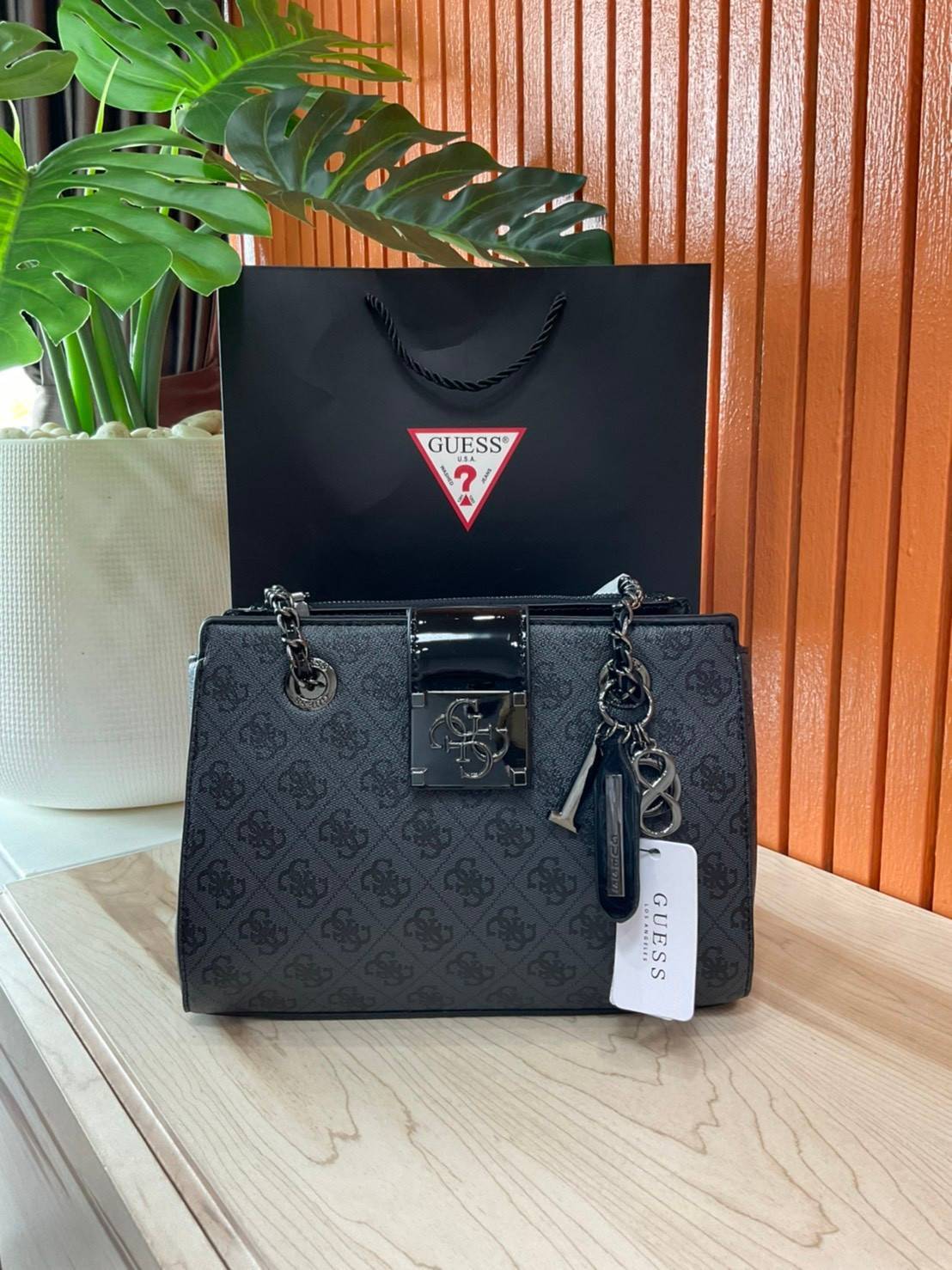 กระเป๋าสะพายไหล่ Guess Logo City Small Society Satchel กระเป๋าสะพายไหล่ ขนาดกำลังดี วัสดุ pu สวยอยู่ทรง มาพร้อมพวงกุญแจน่ารักๆ ถอดออกได้ ด้านหน้าประดับโลโก้แบรนด์ เปิดปิดด้วยซิป มี 2 ช่องหลักใช้งาน ภายในช่องซิปหน้าแยกเป็นสัดส่วนการใช้งาน ซิปช่อง 2 โล่งกว้