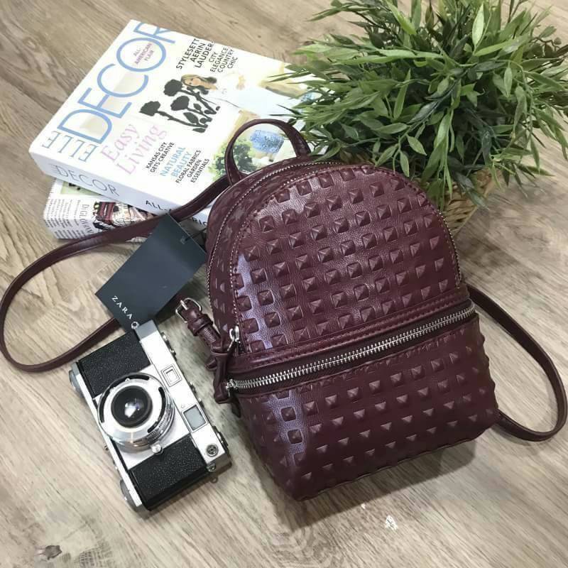 ZARA EMBOSSED STUDS MINI BACKPACK กระเป๋าสะพายเป้รุ่นใหม่ล่าสุดแบบชนช็อป ขนาดมินิน่ารัก วัสดุหนังขึ้นลายกราฟฟิกสวยเก๋ดูมีดีเทล เปิดปิดด้วยซิปรอบ ด้านหน้ามี1ช่องซิป มีช่องแบ่ง2ช่องเป็นสัดส่วน ภายในมีโลโก้และช่องใส่ของ สายสะพายหนังปรับระดับได้ ตัวจริงสวยดูด