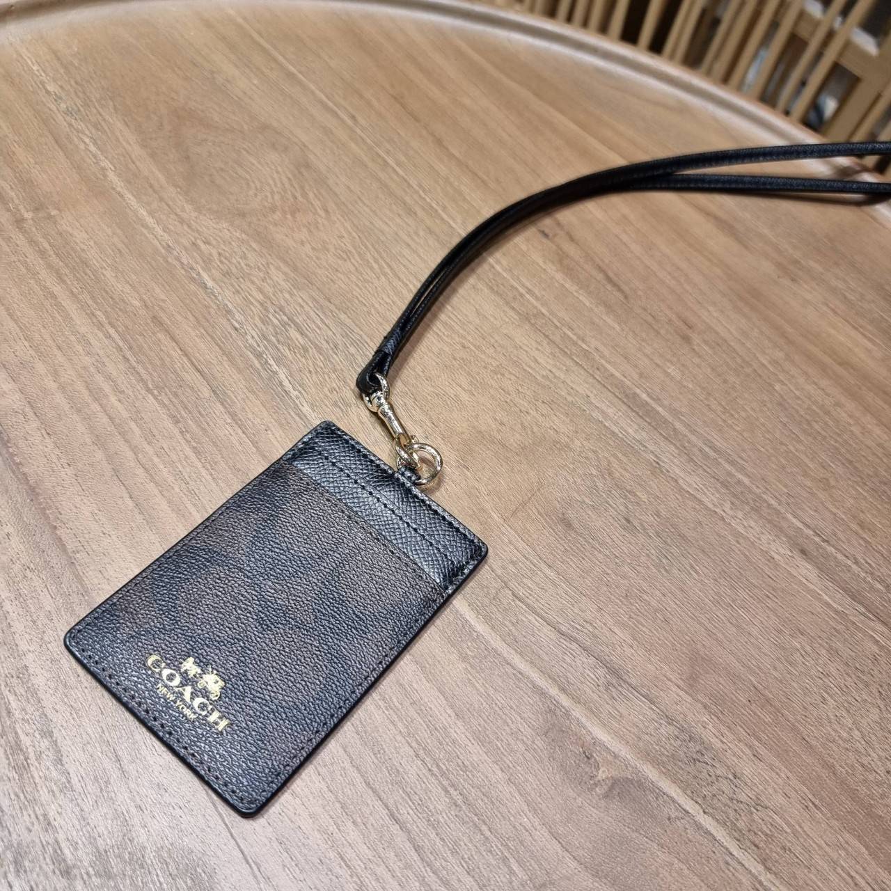 COACH ID LANYARD IN COLORBLOCK SIGNATURE CANVAS ง่ายๆแบบไม่ธรรมดา!! คลาสสิคแต่มีดีเทลโดดเด่น!! กระเป๋าถนอมบัตร พร้อมสายคล้องคอ ดีไซน์ลวดลายสวย ดูดีทุกแบบ ใช้งานง่าย พกพาสะดวก จะใส่บัตรพนักงาน บัตรเครดิต บัตรปชช. ใบขับขี่ และบัตรอื่นๆที่อยากจะใส่!! ตามใจไป