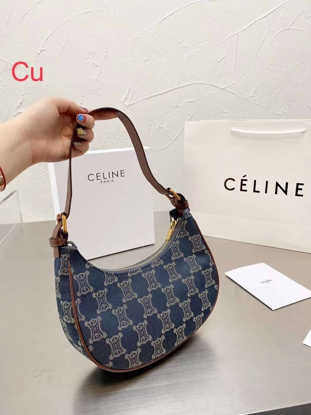 CELINE Ava handbag Blue in Denim / Celine Denim Ava Monogram Bag / Celine Paris Macadam shoulder bag กระเป๋าคล้องไหล่ซีลีนรุ่นใหม่ ตัวกระเป๋าทำจากผ้ายีนส์(ผ้าฝ้ายคุณภาพดี) ใช้งานทน สายสะพายหนัง ด้านในกว้างขวางใส่ของได้เยอะ ทรงนี้นิยมสุดๆ งานสวยมากกกก ก.ล้