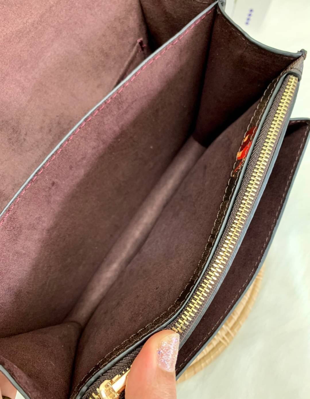 OUTLET 】COACH KLARE CROSSBODY IN SIGNATURE CANVAS WITH POP FLORAL PRINT ((C5797)) สวยมากๆ อยากให้ได้ไปจริงๆจ้าา พร้อมส่งที่ไทย สวยมากๆค่ะ 🌺 ✔️กระเป๋าสะพายแบบครอสบอดี้ร์ หนังแท้สวย ✔️พร้อมป้ายห้อยโลหะแบรนด์หรู 🌺จุดเด่นของรุ่นค